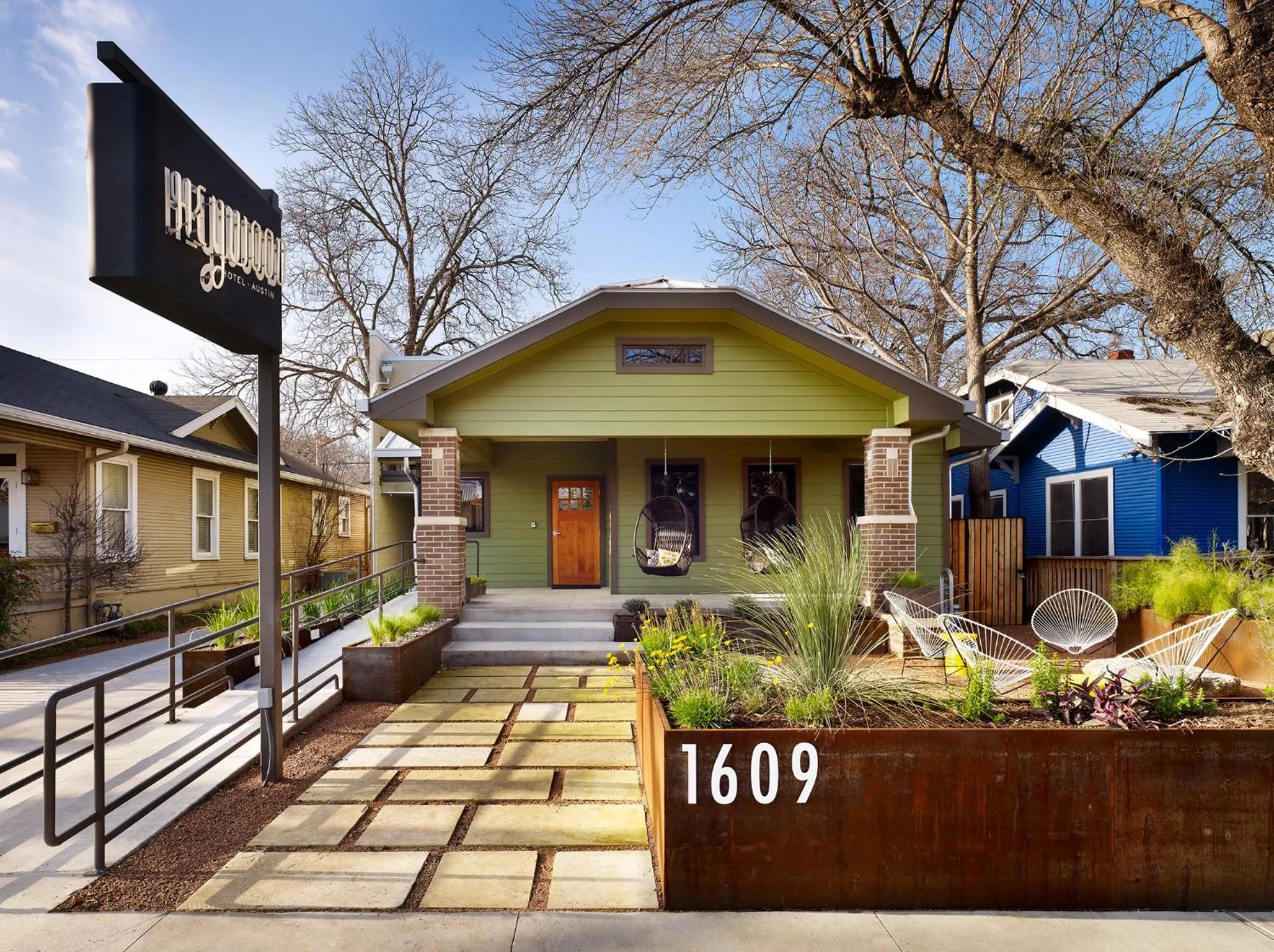 Facade/entrance in Heywood Hotel