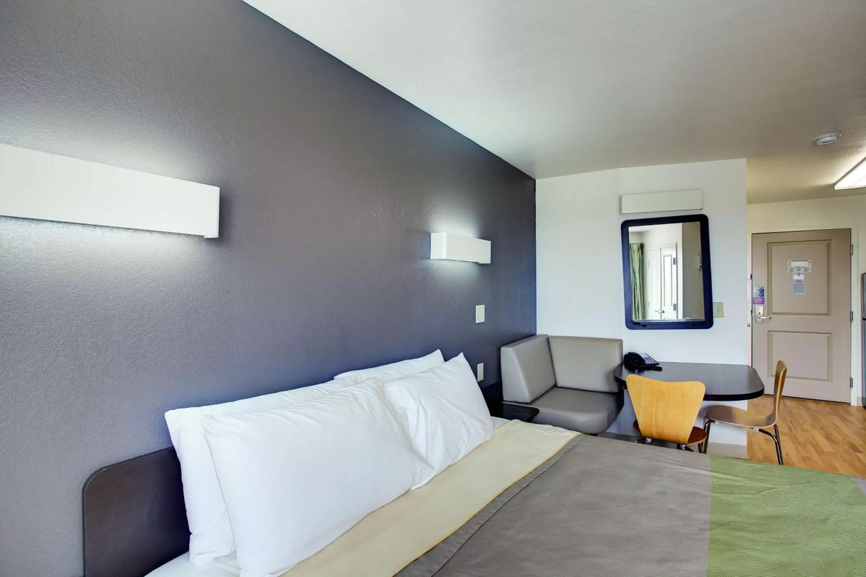 King Room - Non-Smoking in Studio 6-Sweetwater, TX King Room - Non-Smoking in Studio 6-Sweetwater, TX