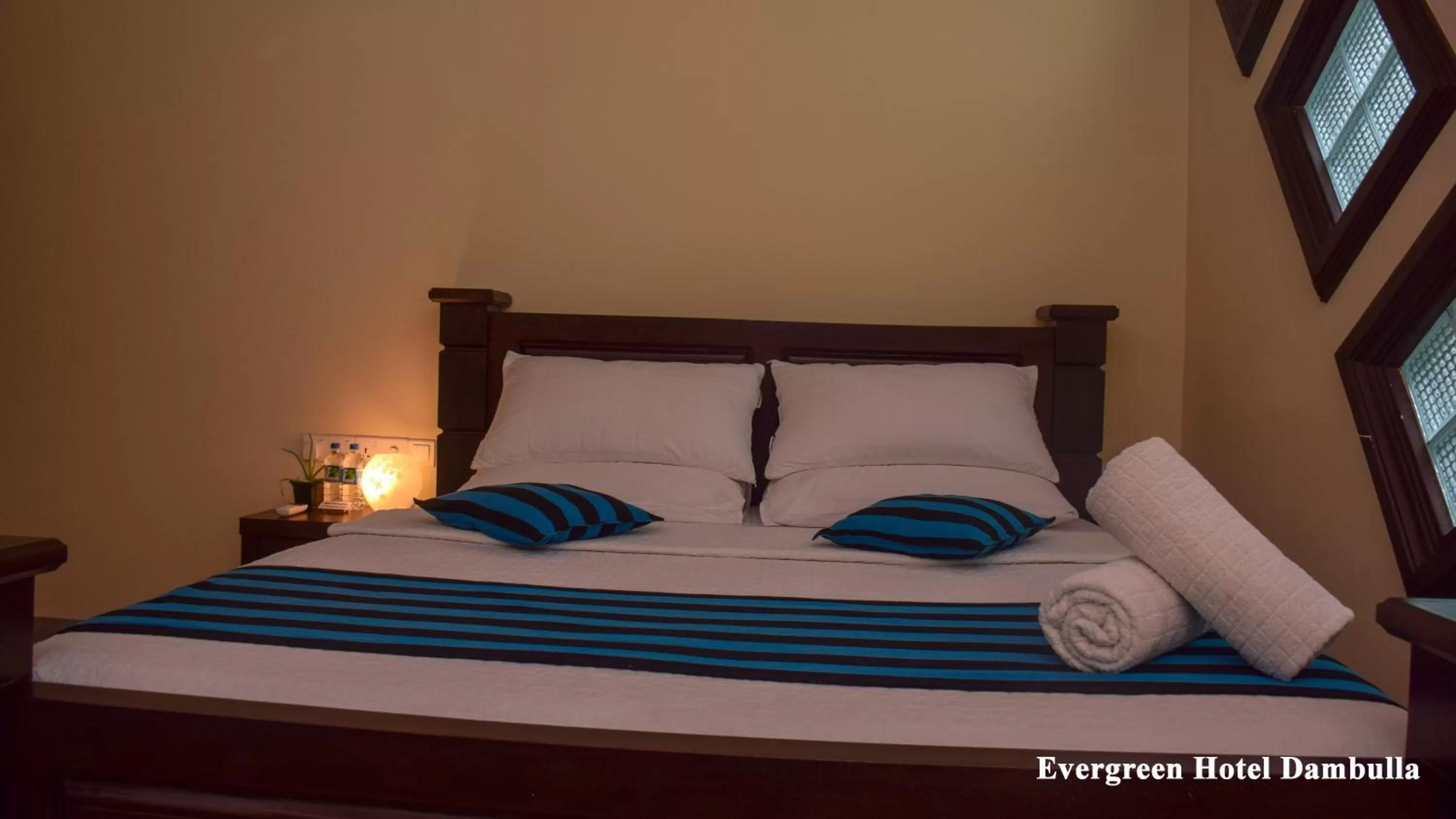 Bed in Evergreen Hotel Dambulla