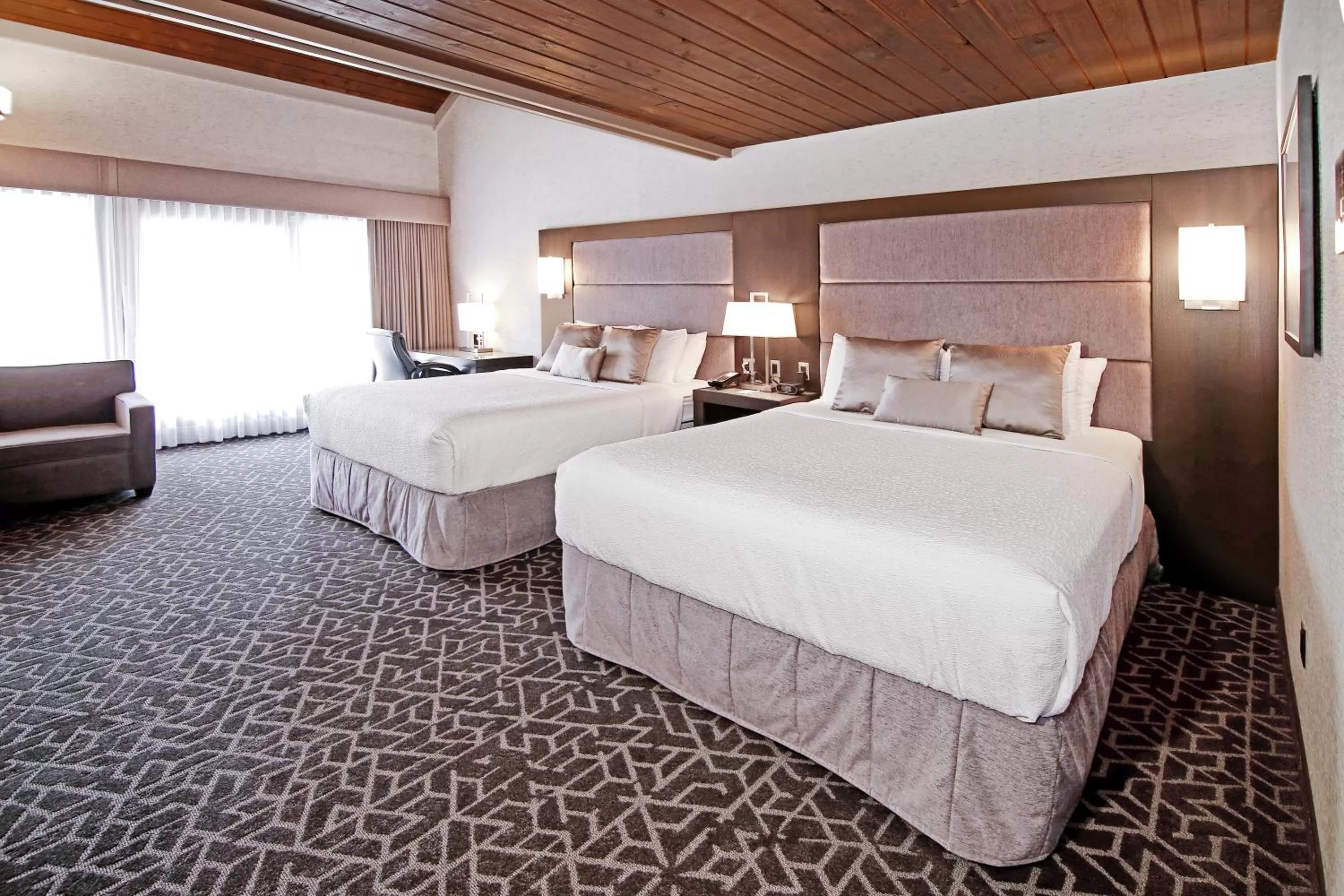 Bed in Best Western Plus Banff International Lodge