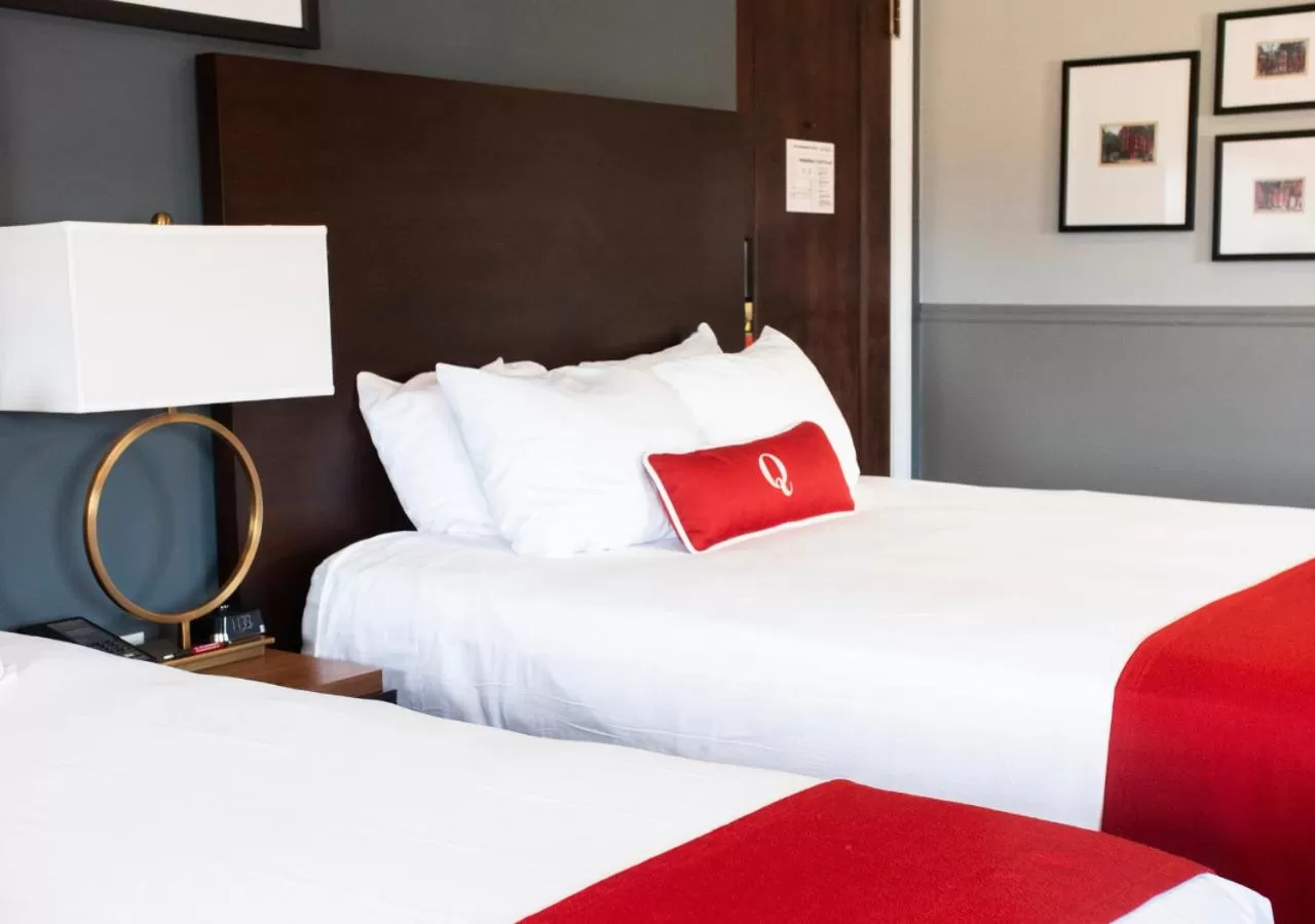 Bedroom, Bed in The Queensbury Hotel