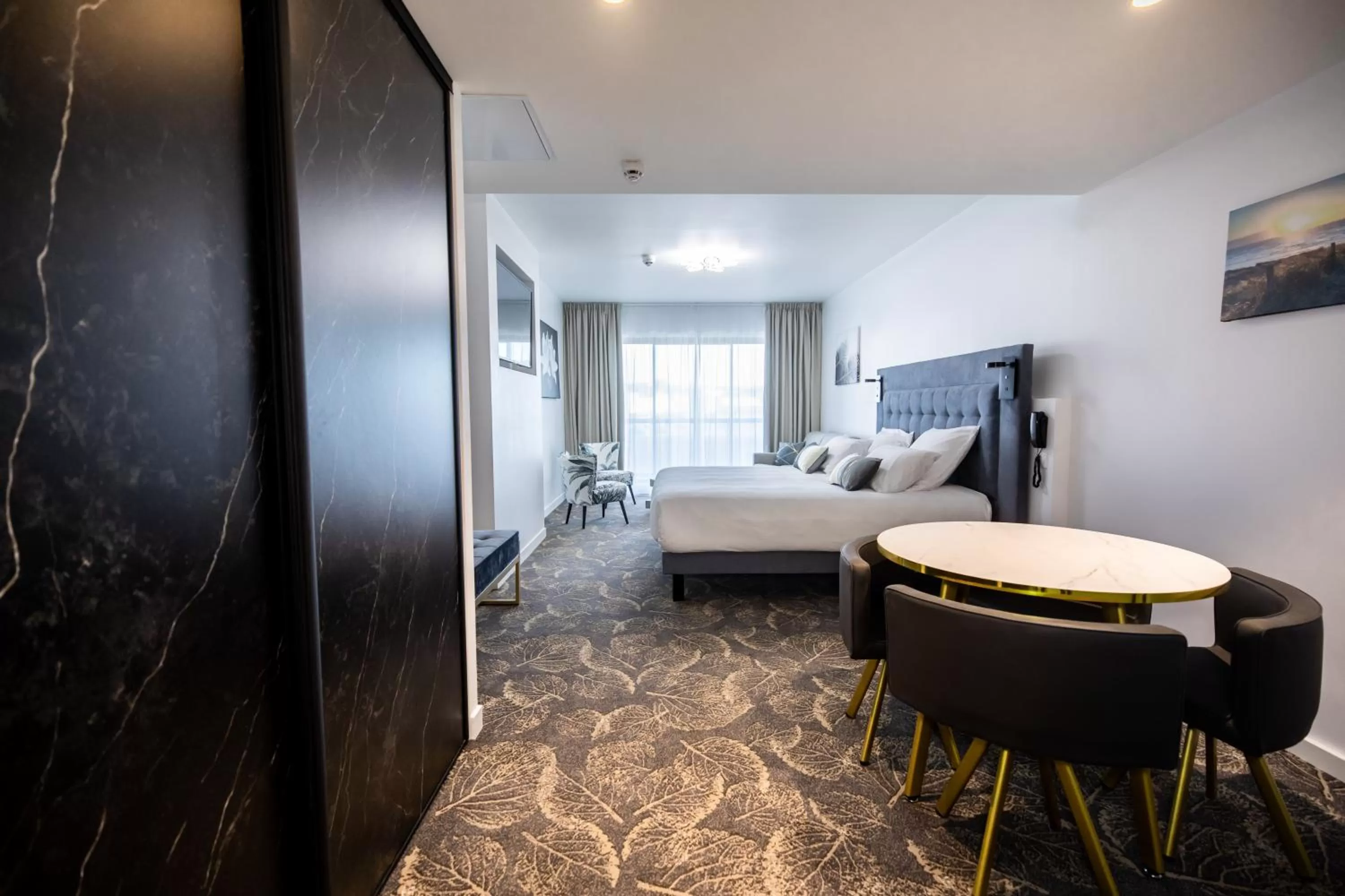 Photo of the whole room, Bed in Le Barracuda & Spa, Centre Port, pieds dans l'eau, vue mer