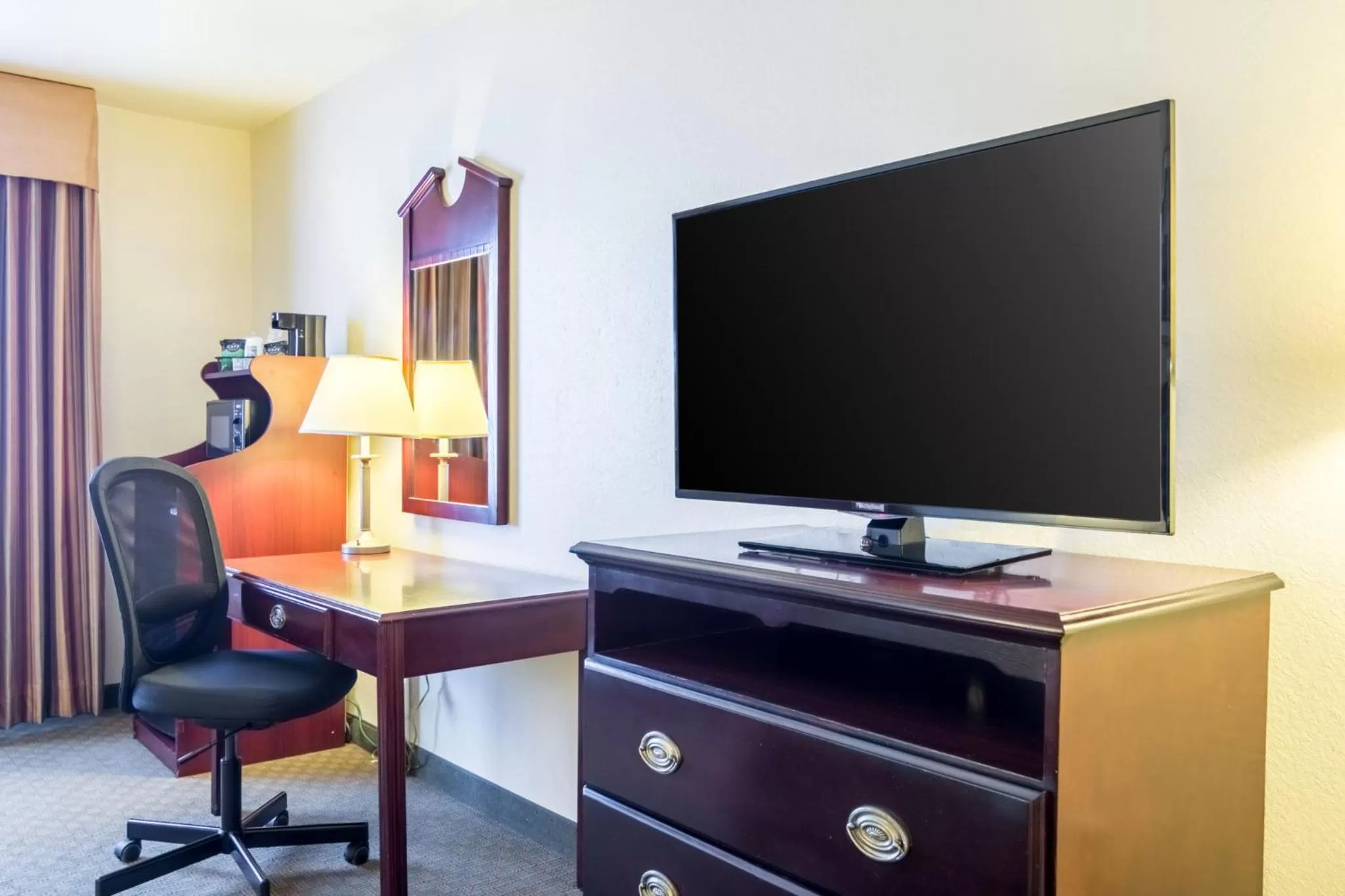 TV and multimedia in Quality Inn & Suites Alma I-40