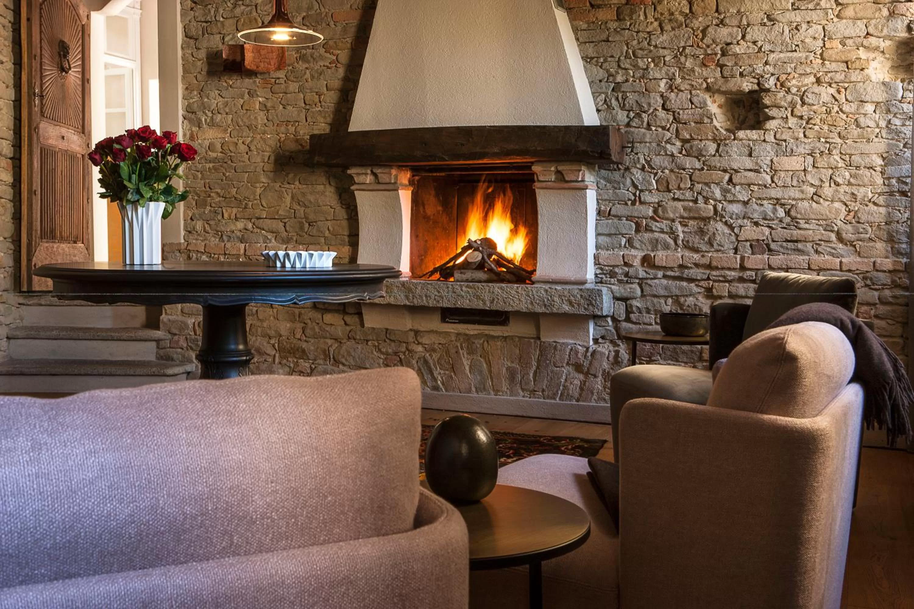 Communal lounge/ TV room in Relais Villa del Borgo