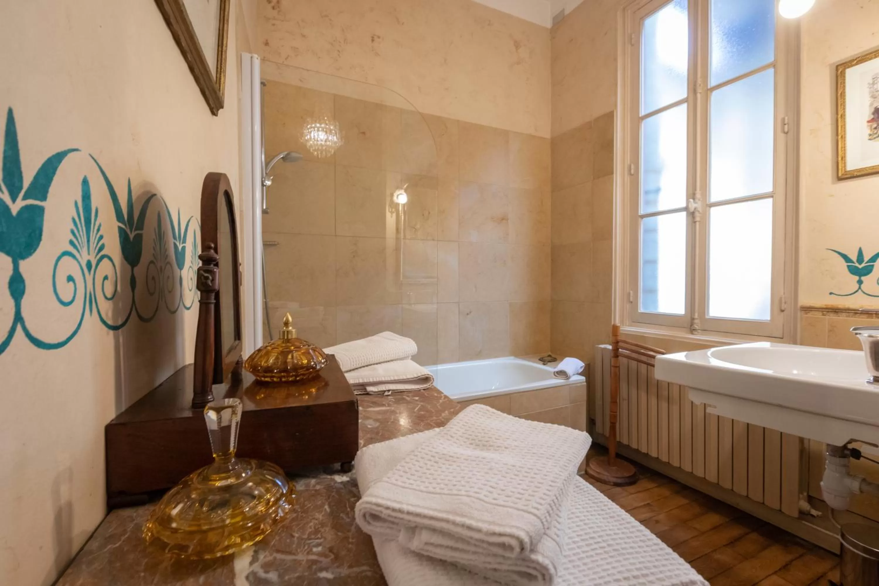 Bathroom in L'Hotel de Panette, Un exceptionnel château en ville - Chambres historiques, parking - Petit Déjeuner offert