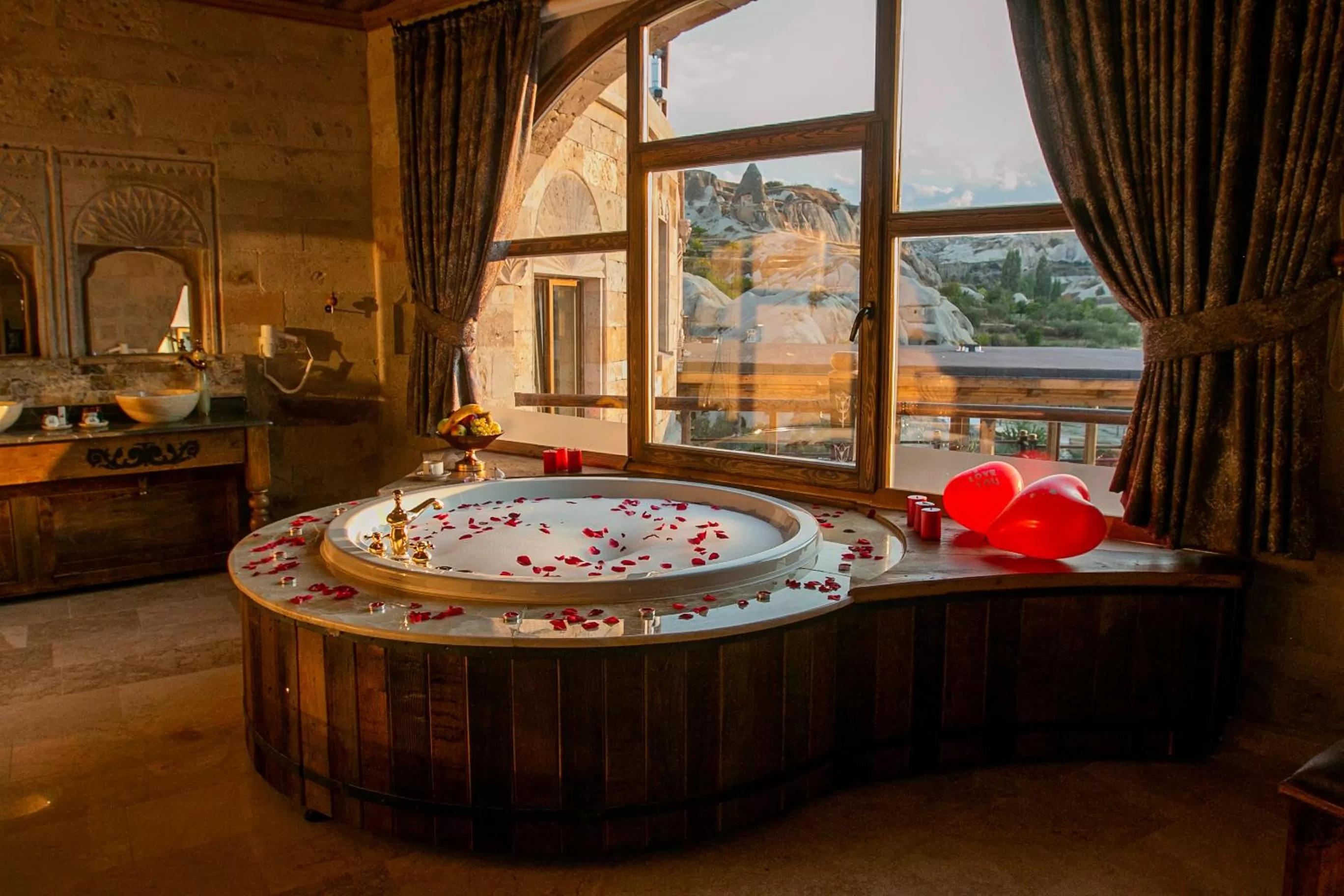 Hot Tub in Şah Saray Cave Suites Halal Hotel