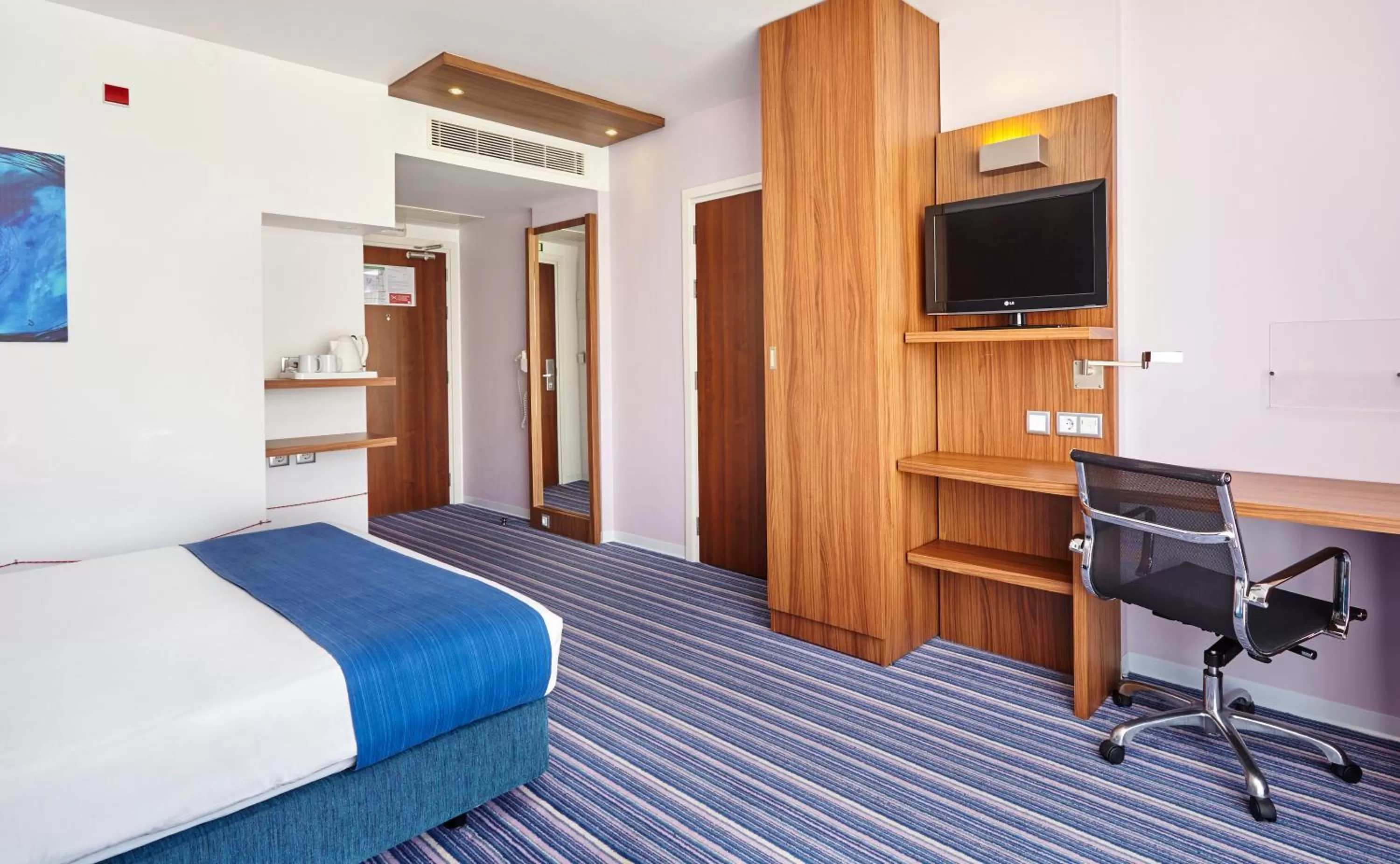 Photo of the whole room, Bed in Holiday Inn Express Lisbon Alfragide by IHG