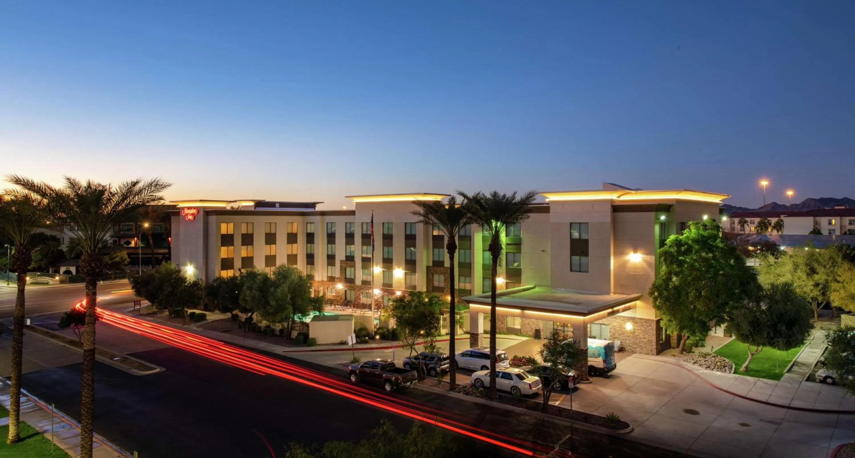 Property building in Hampton Inn Phoenix Airport North