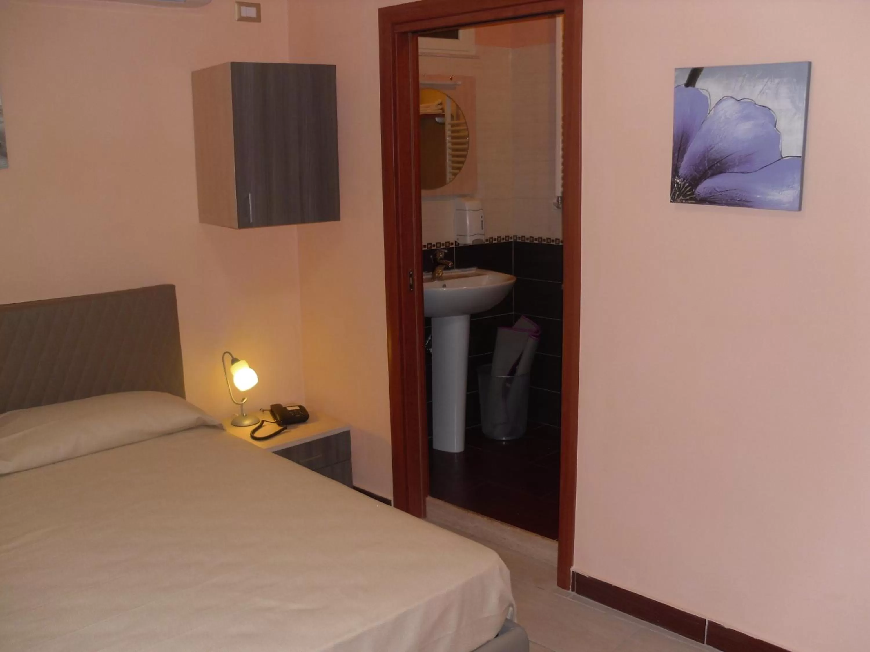 Bedroom, Bed in Golden Dreams B&B