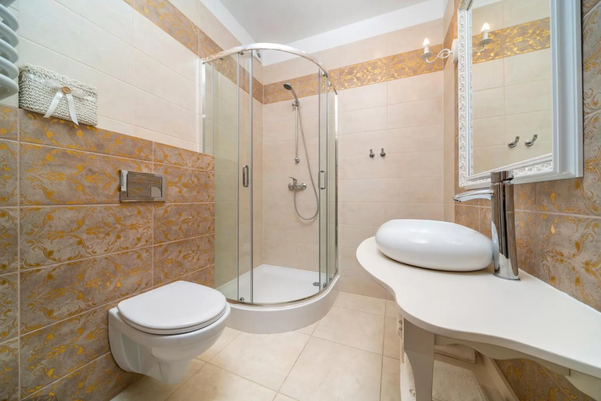 Shower in Hotel Promien