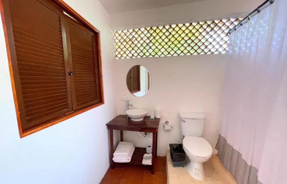 Toilet in Hotel Villas Colibrí Suites & Bungalows