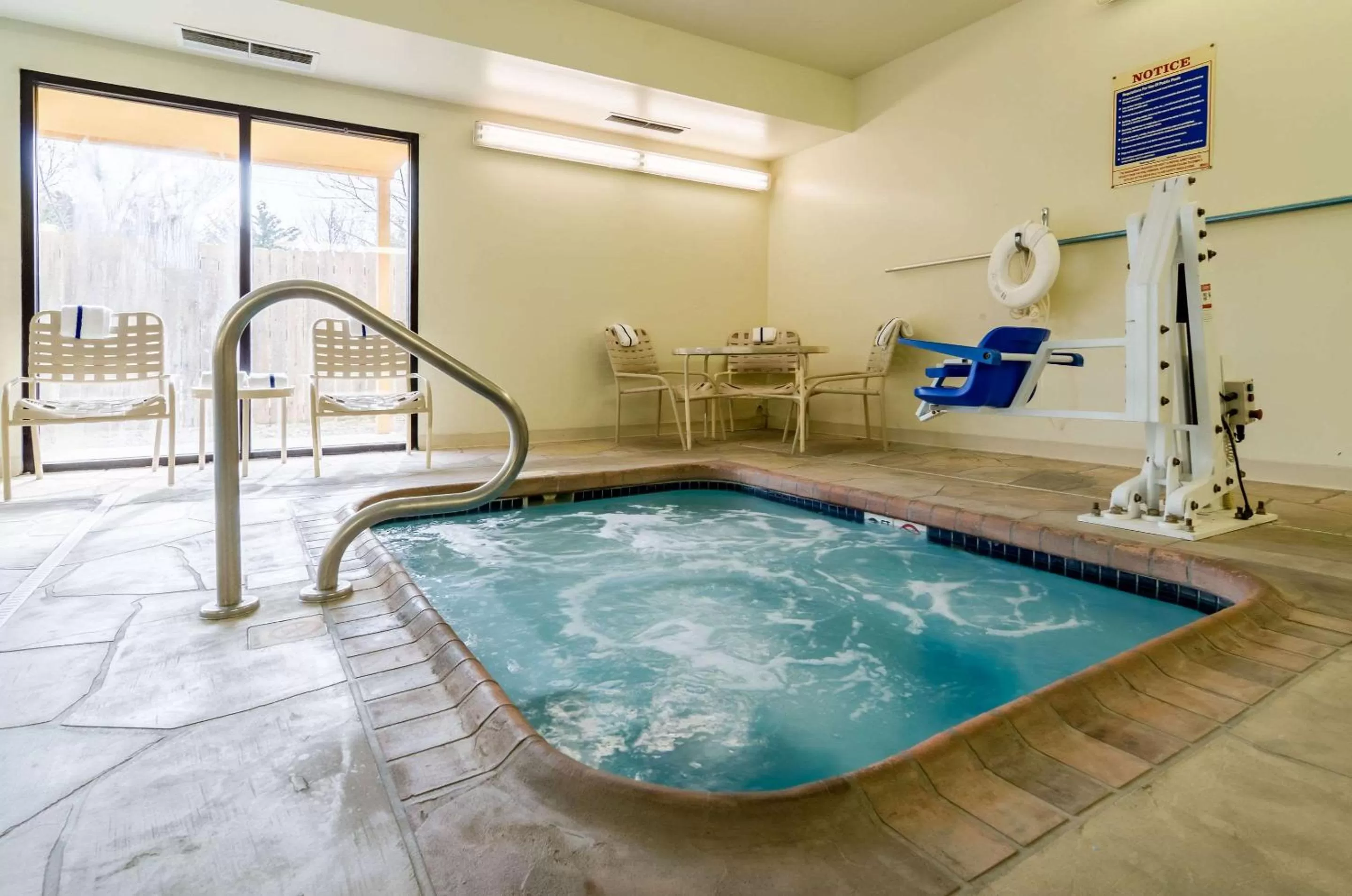Hot Tub in Quality Inn & Suites Manhattan