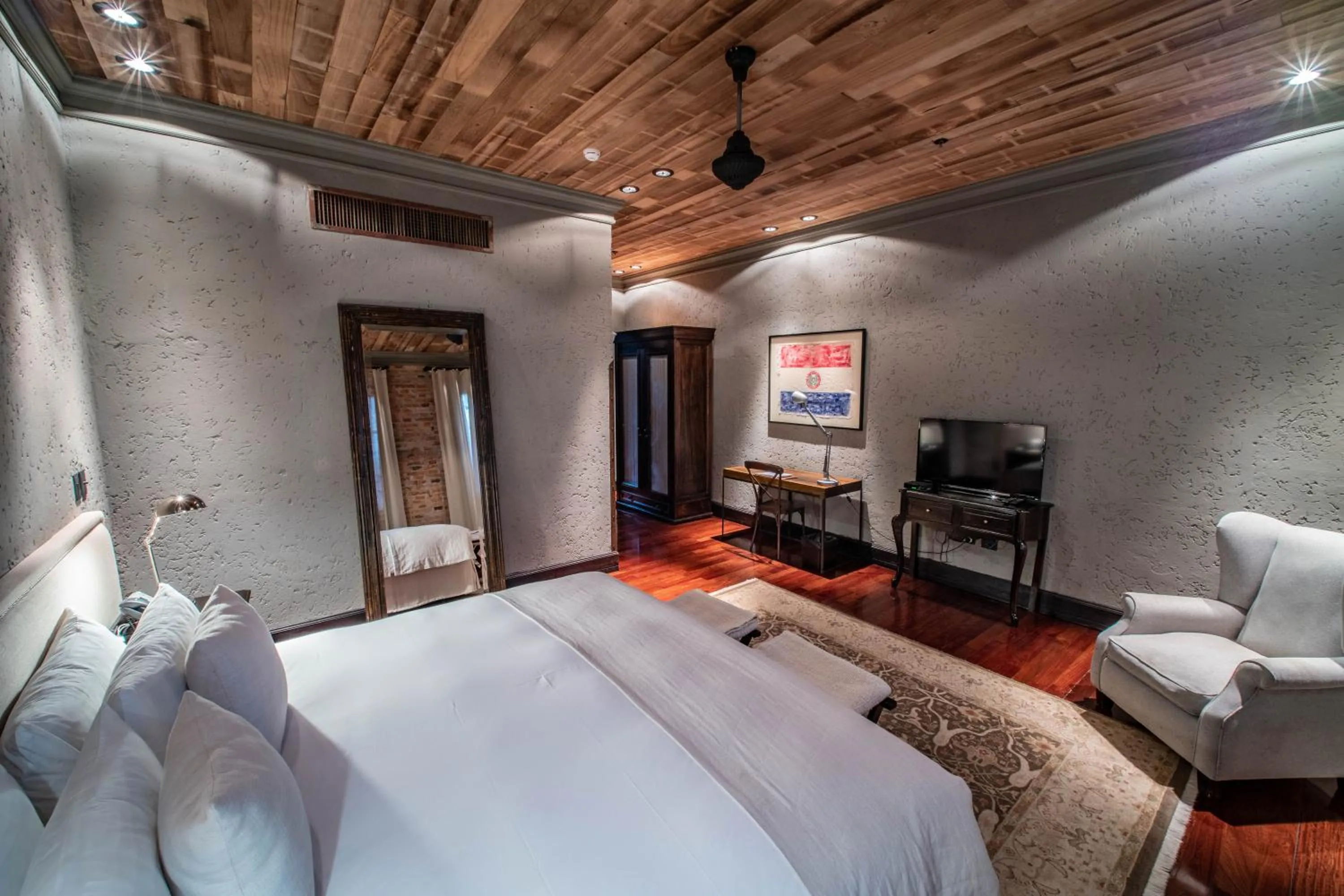 Photo of the whole room, Bed in Factoria Hotel