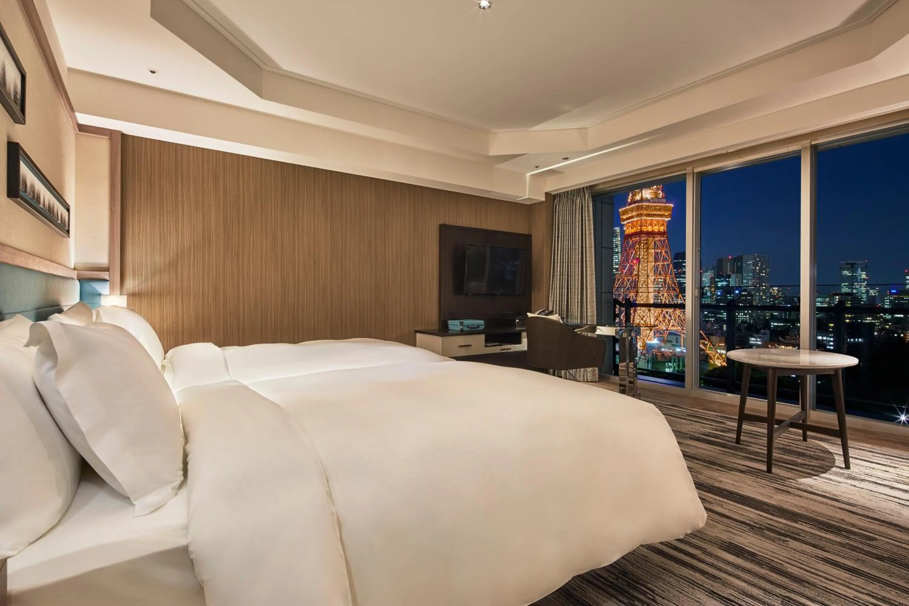 Landmark view, Bed in The Prince Park Tower Tokyo - Preferred Hotels & Resorts, LVX Collection