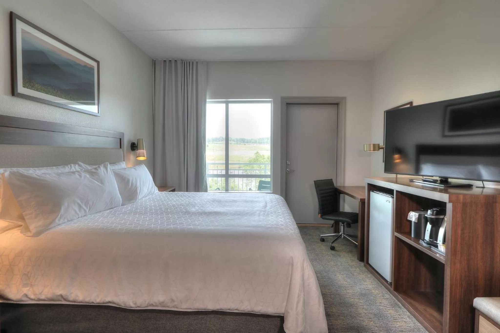 Photo of the whole room, Bed in Holiday Inn & Suites Pigeon Forge Convention Center by IHG