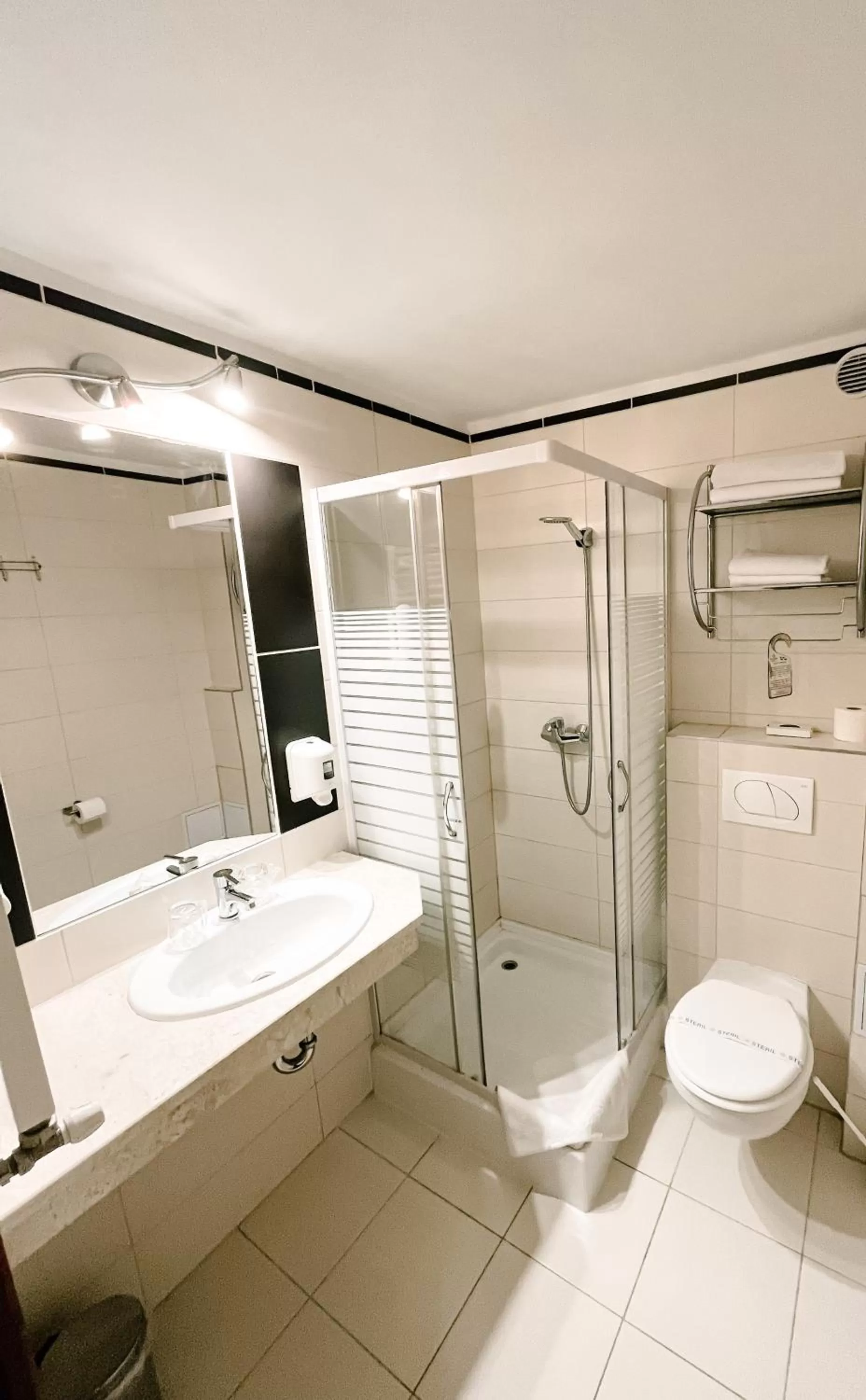 Shower in Hotel Korona Wellness, Rendezvény és Borszálloda