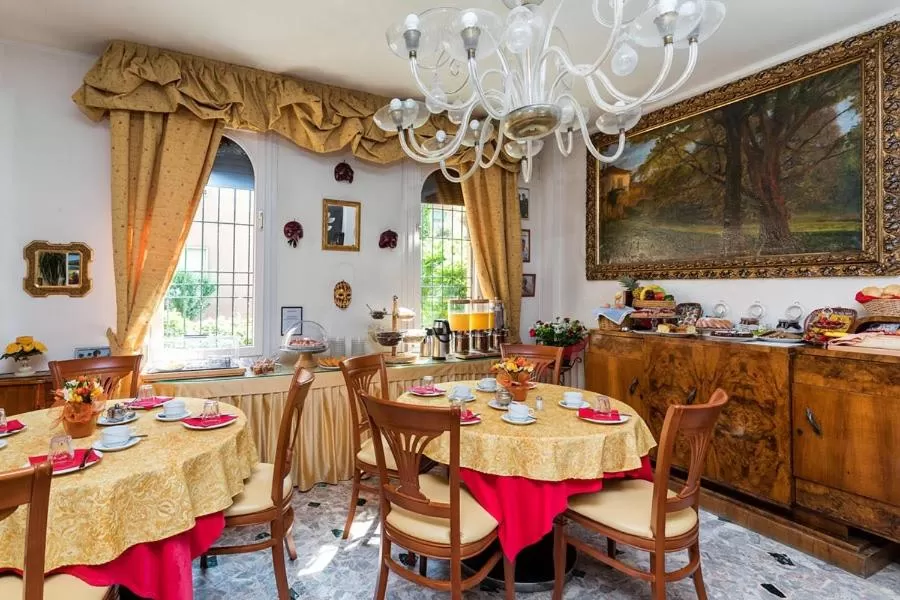 Restaurant/places to eat in Villa Albertina