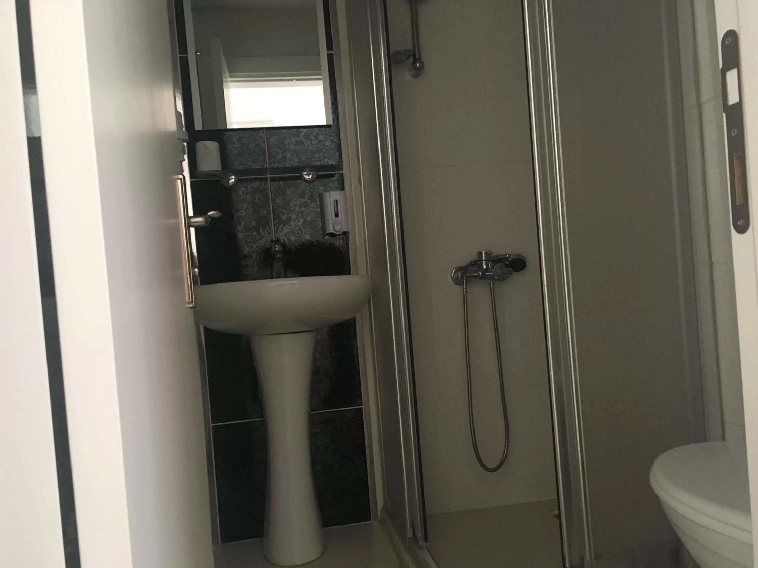 Shower, Bathroom in Mutado Hotel