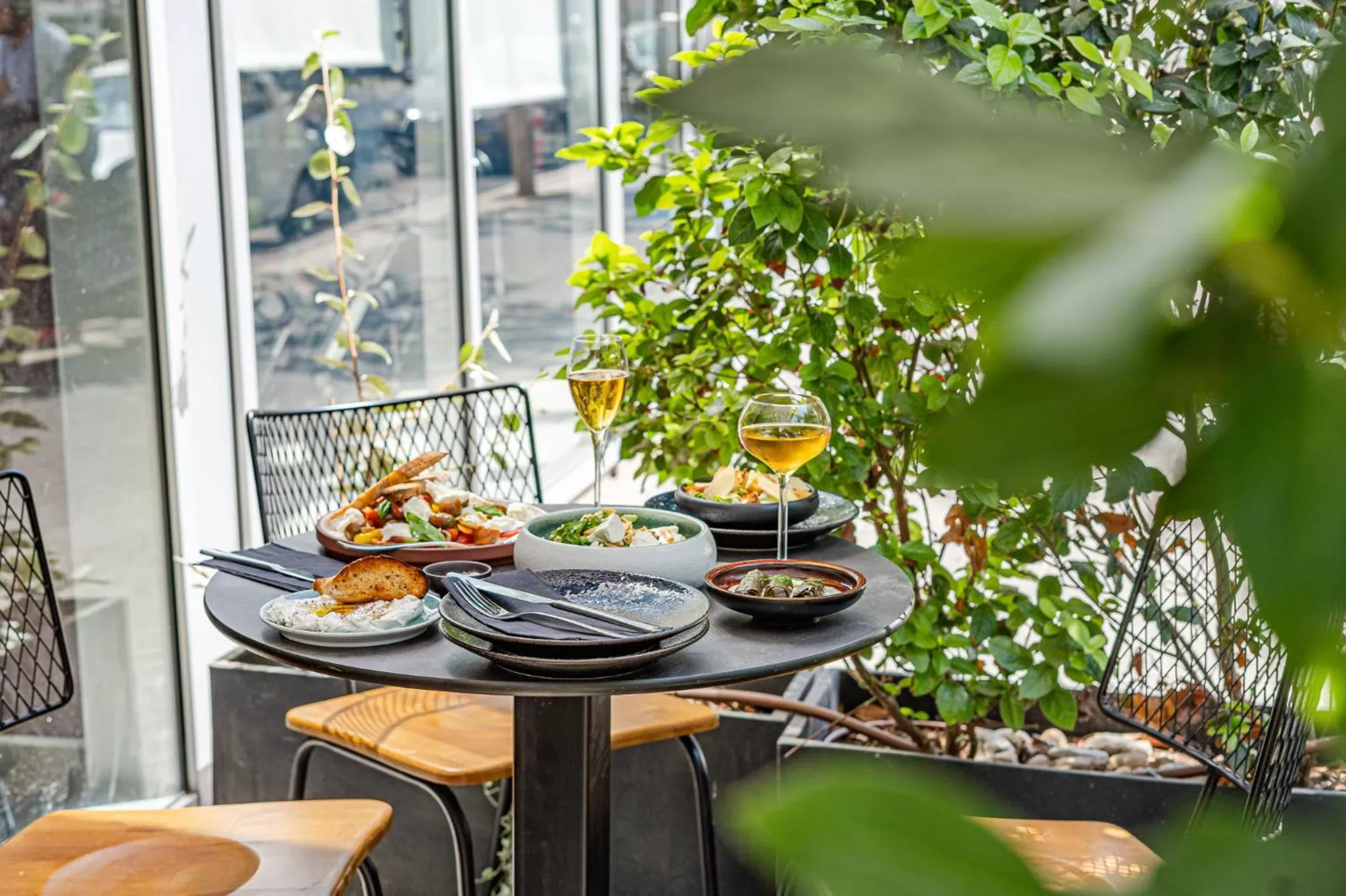 Restaurant/places to eat in BY14 TLV Hotel