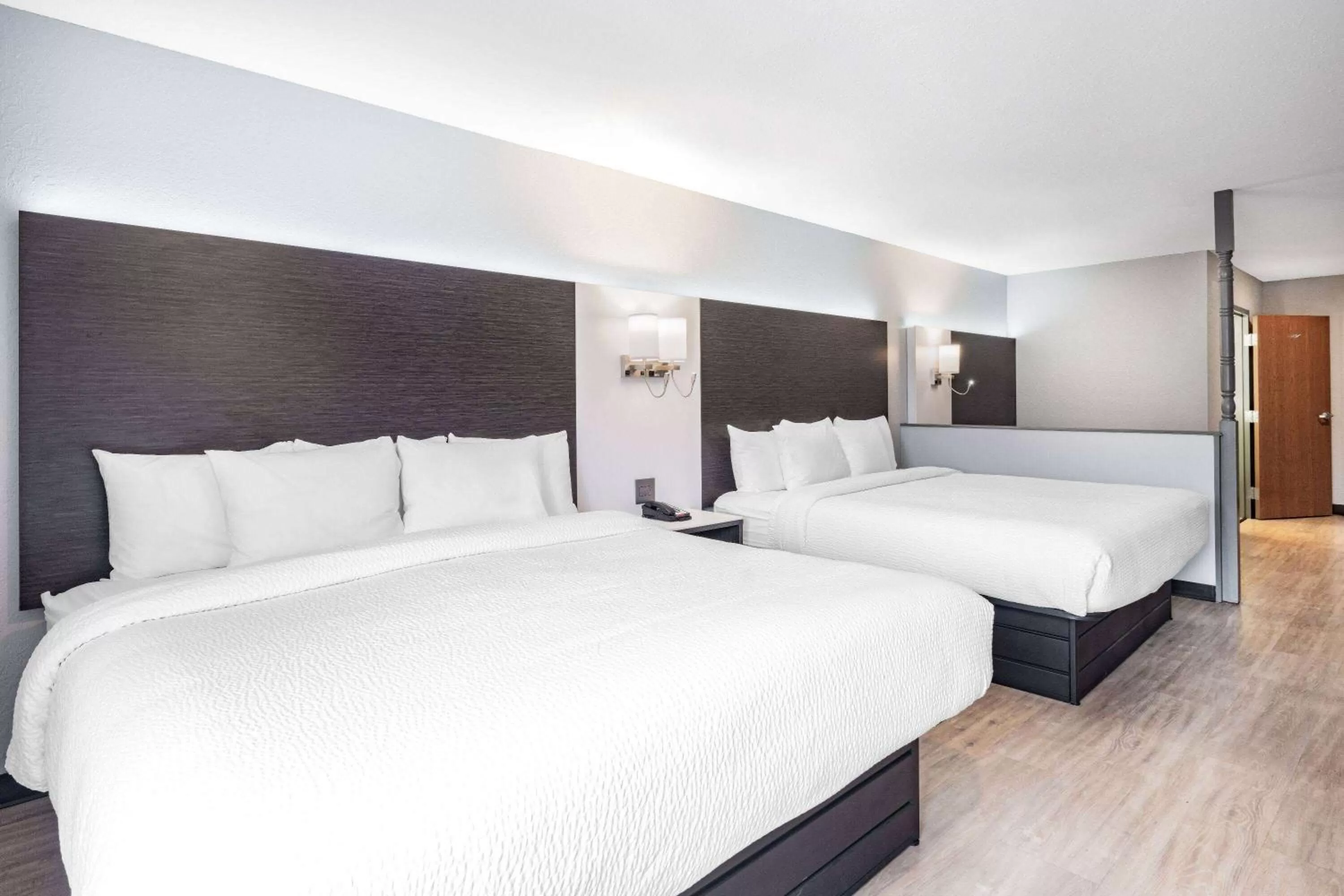 Bed in Days Inn & Suites by Wyndham Niagara Falls/Buffalo