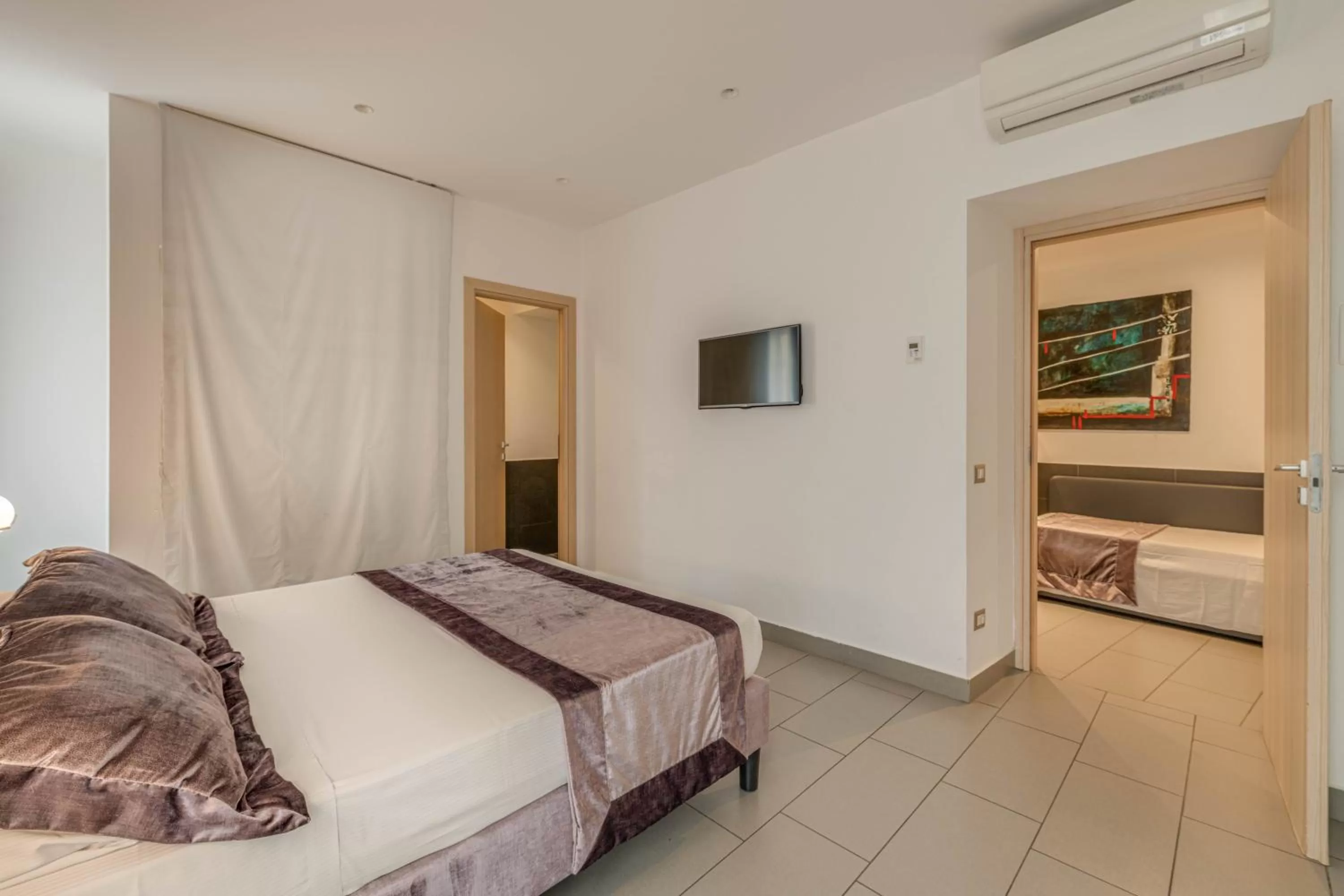 Photo of the whole room, Bed in Trevi Palace Hotel