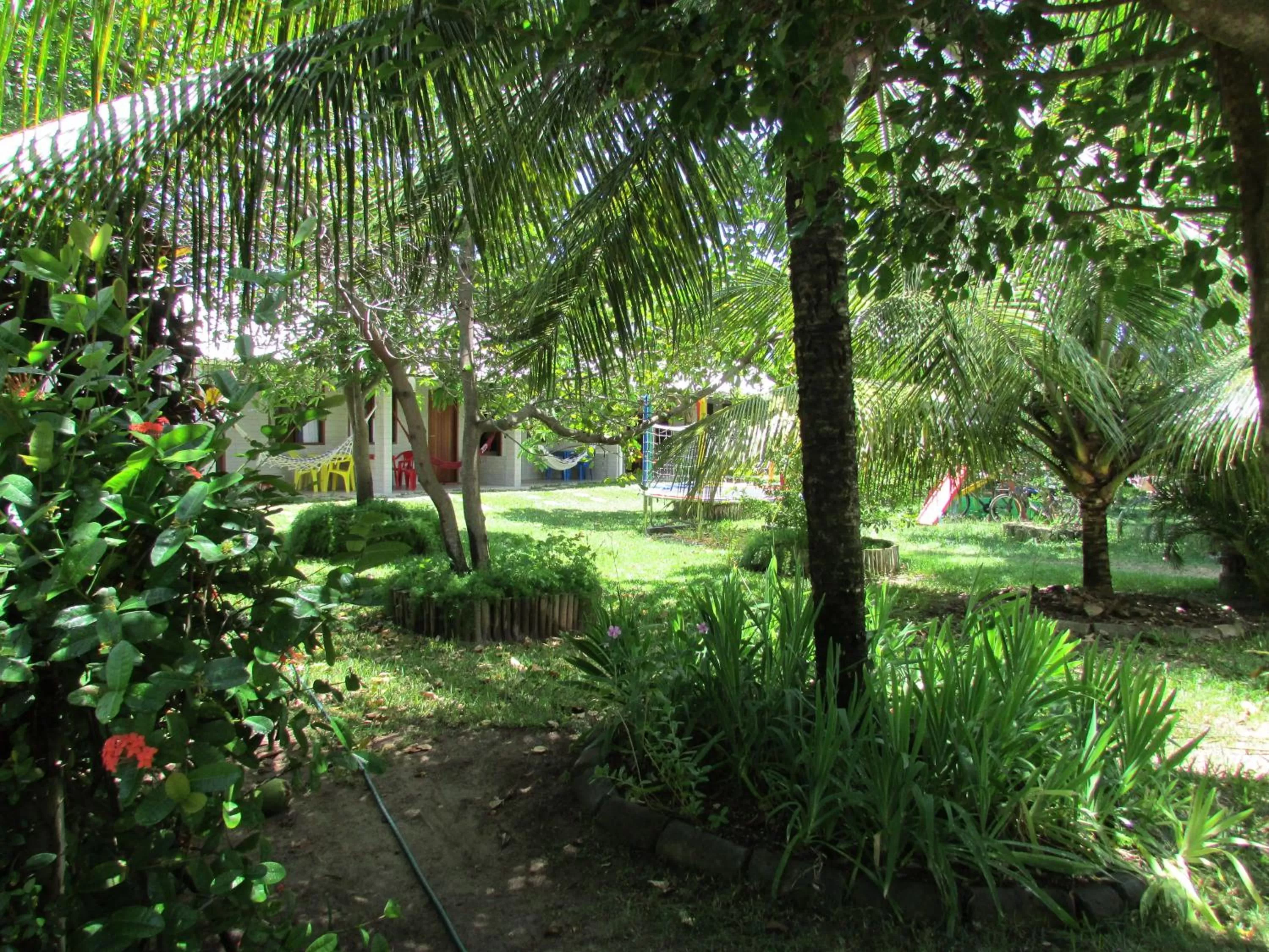 Garden, Swimming Pool in Pousada Ipitanga IV