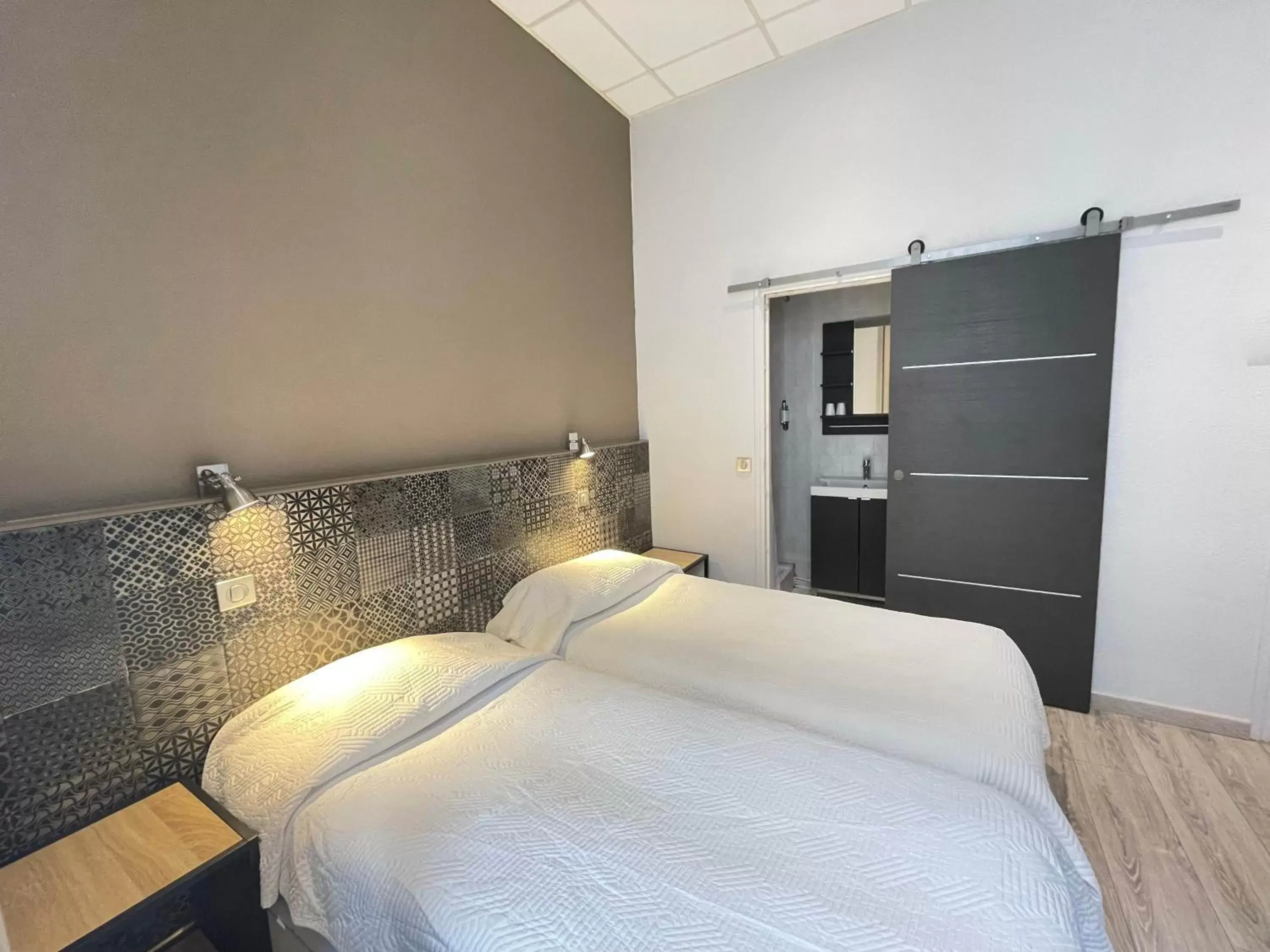 Twin Room in Hotel de La Comédie Twin Room in Hotel de La Comédie