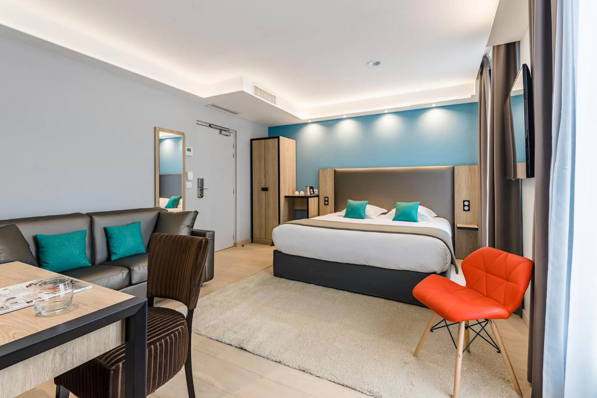 Bed in Grand Hôtel Clichy Paris