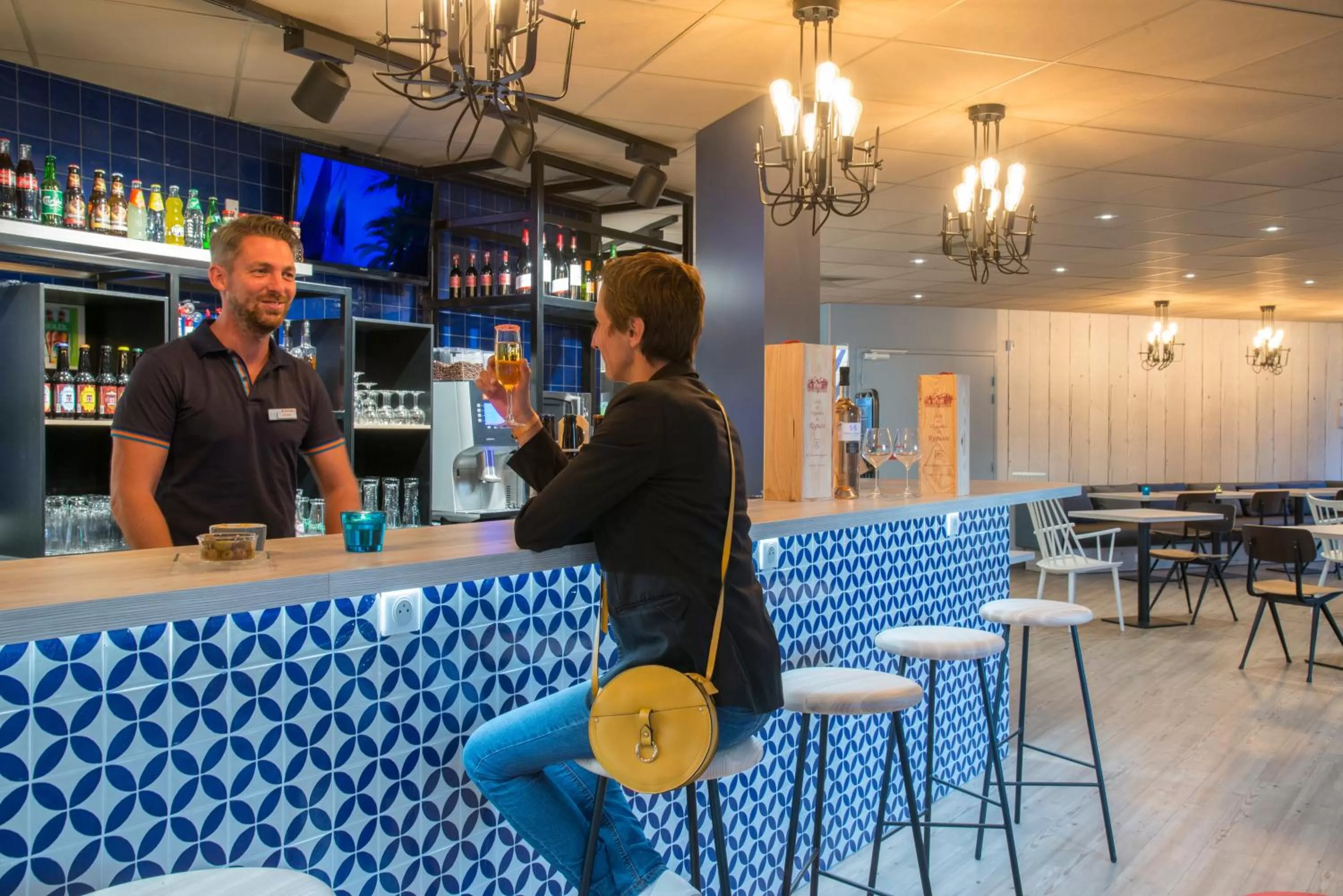 Lounge or bar in ibis Manosque Cadarache