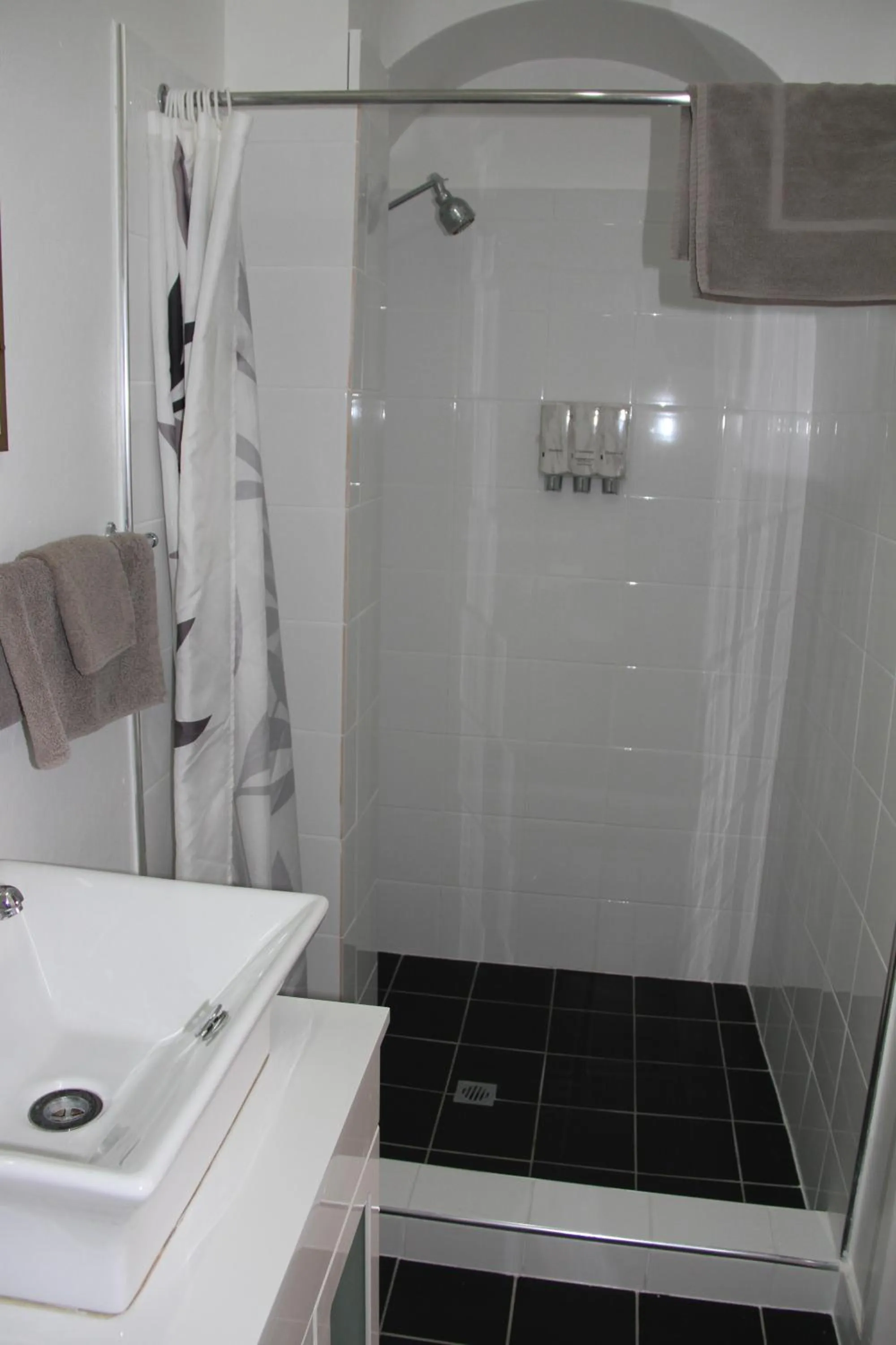 Shower in Alpine Heritage Motel