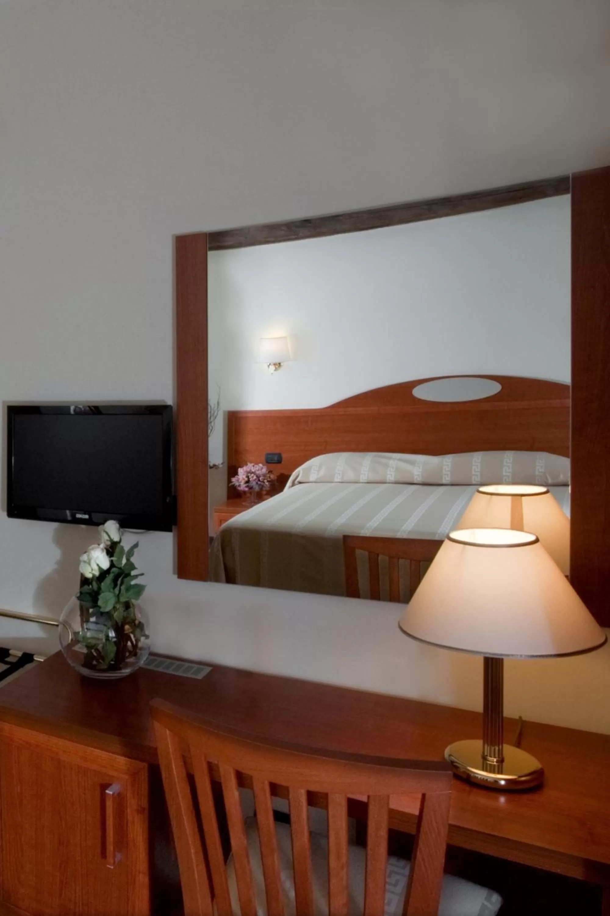 Bathroom, Bed in Hotel Roma Tiburtina Metro