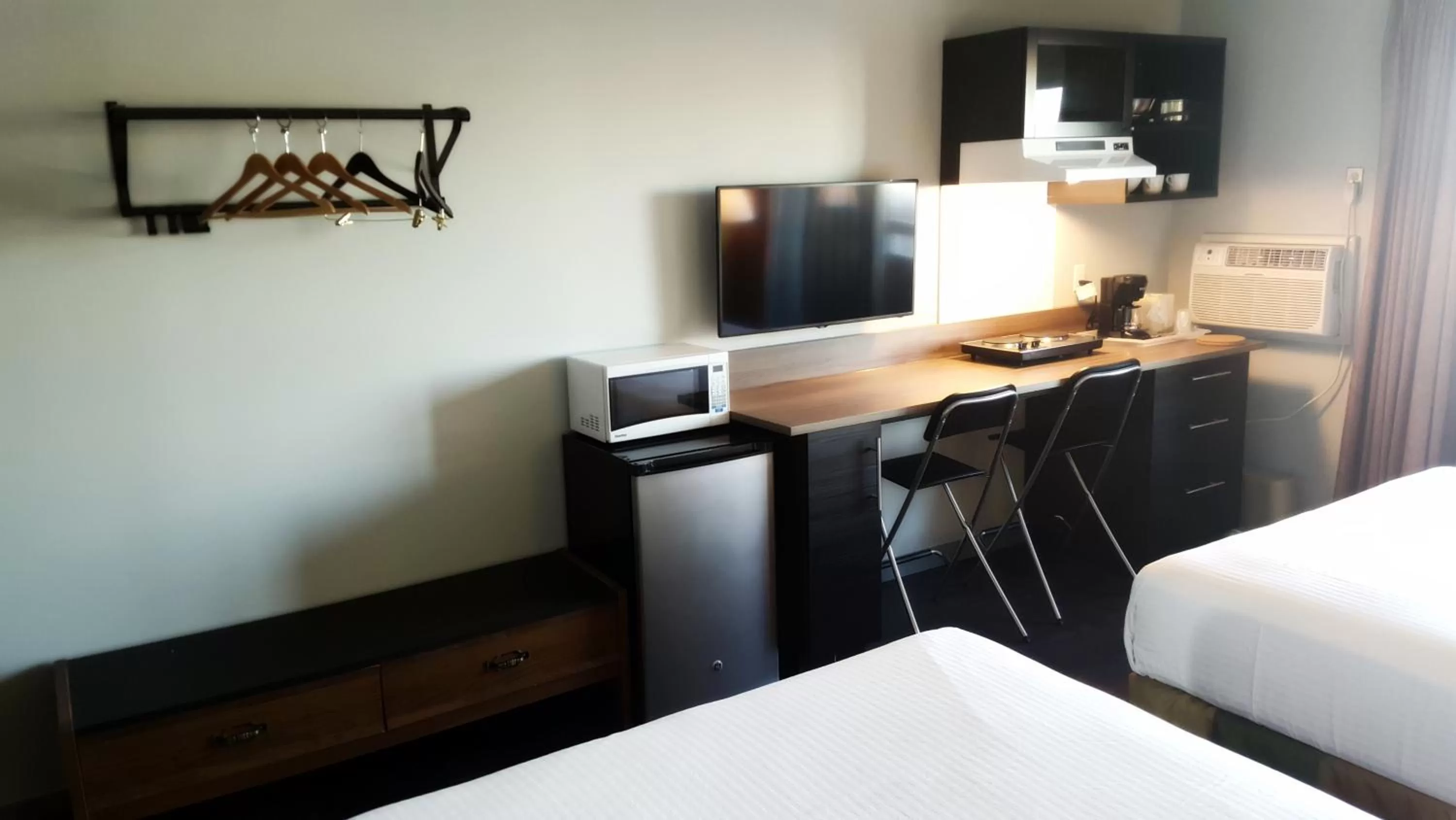 Kitchen or kitchenette, Bed in Home Away Inn