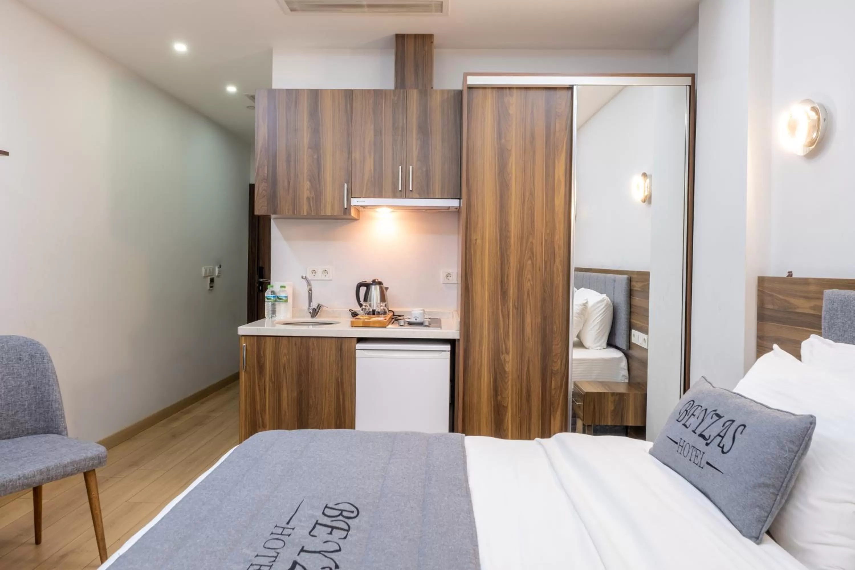 Bed, Kitchen/Kitchenette in Beyzas Hotels & Suites