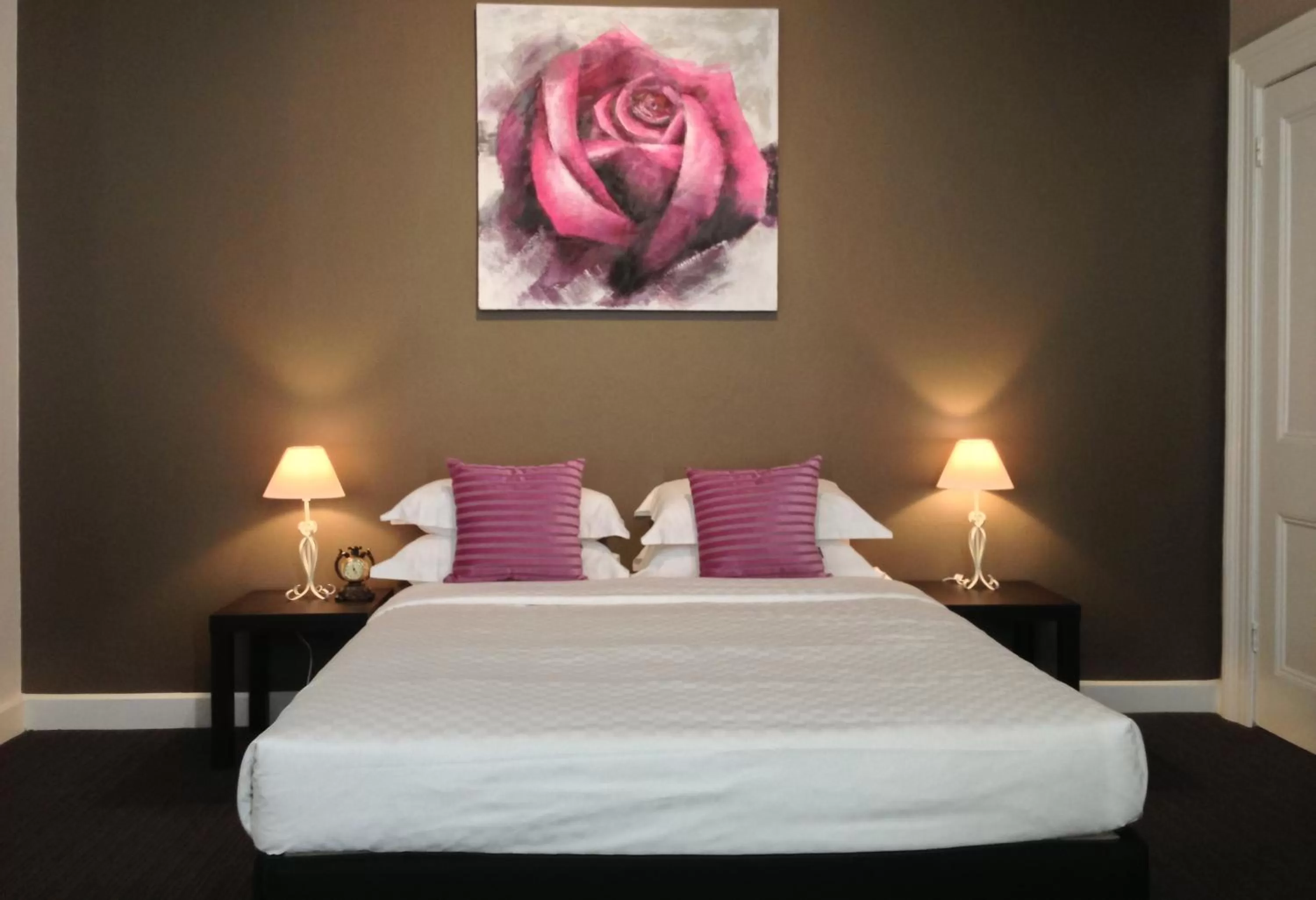 Bedroom, Bed in Centennial Inn on Bathurst