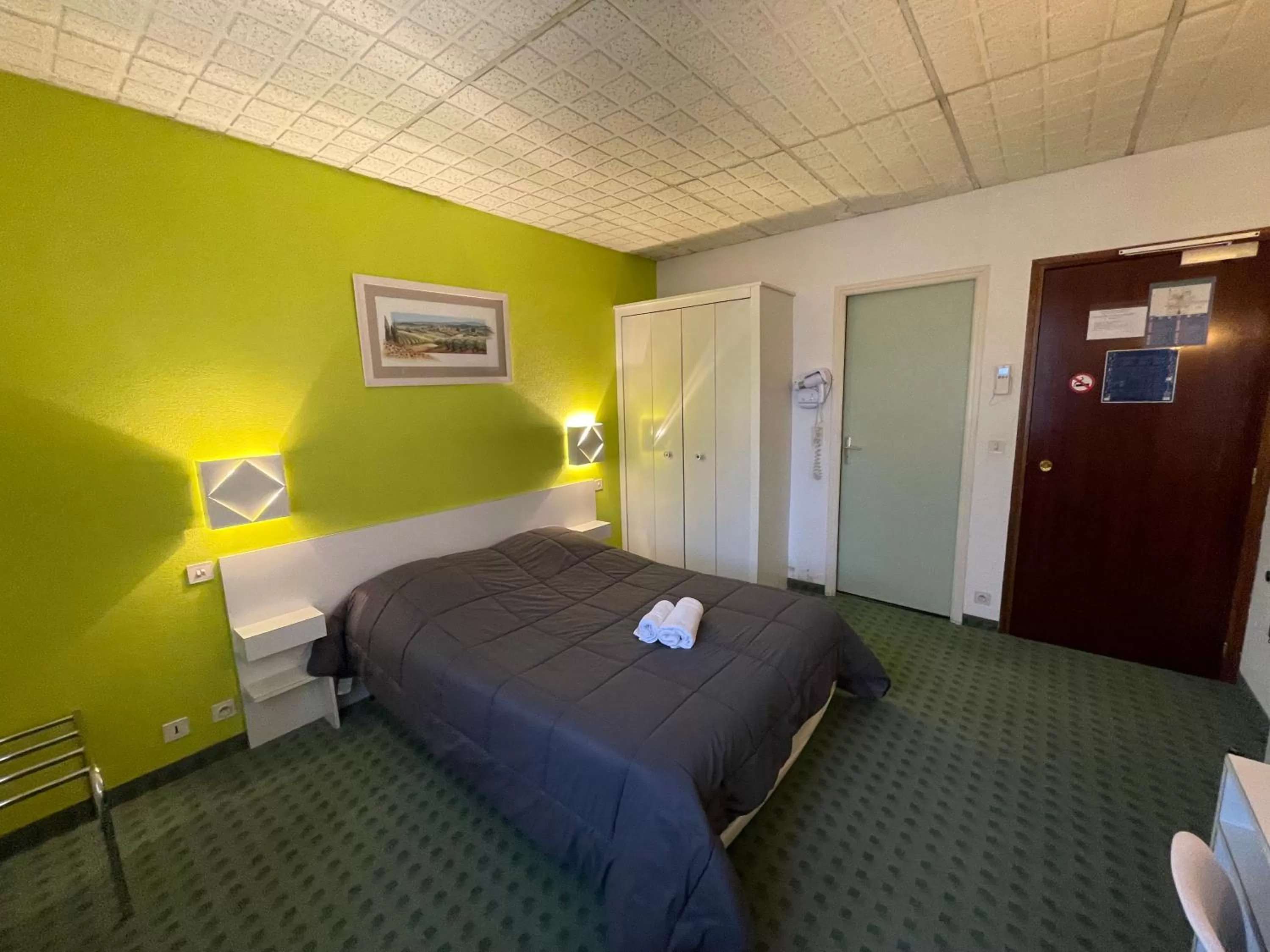 Bed in Hotel Les Chênes