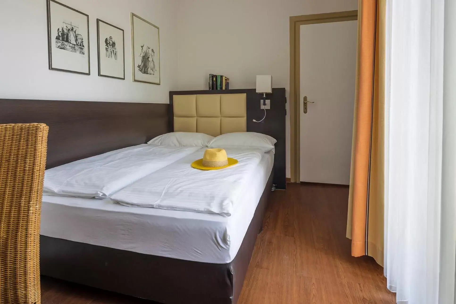 Budget Double Room in Hotel Minerva Budget Double Room in Hotel Minerva