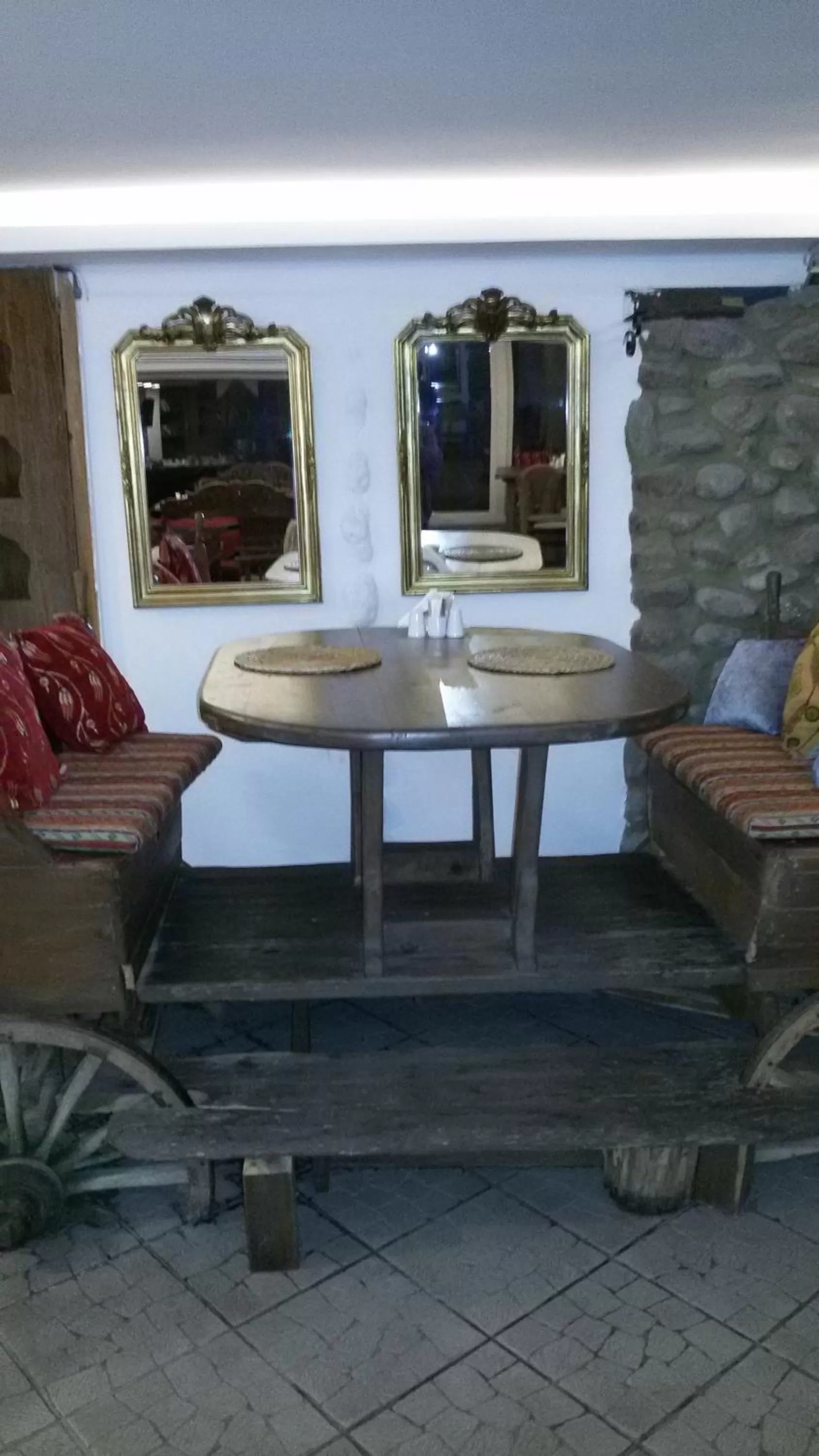 Restaurant/places to eat in Semsan Hotel