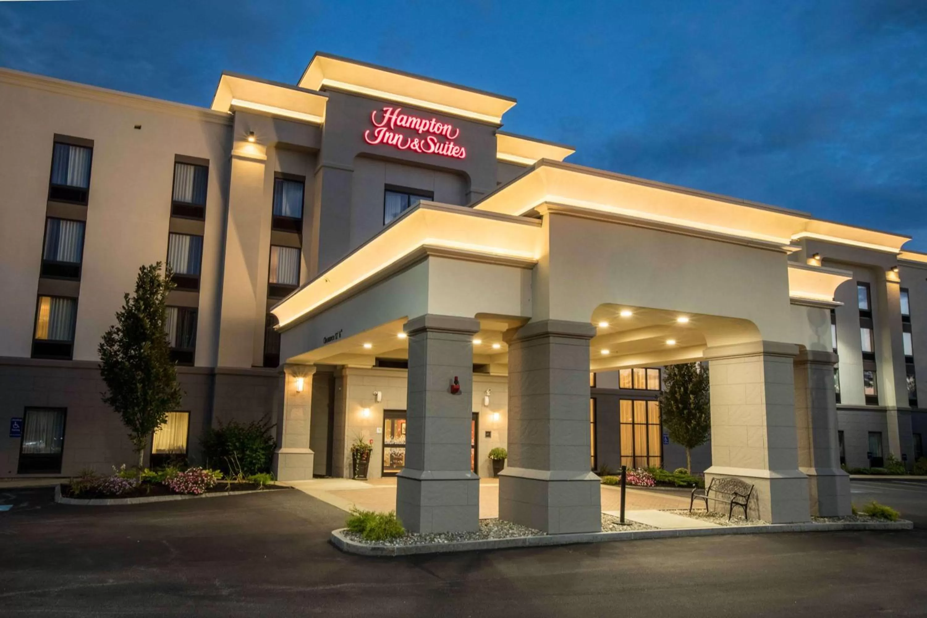 Property building in Hampton Inn & Suites Tilton