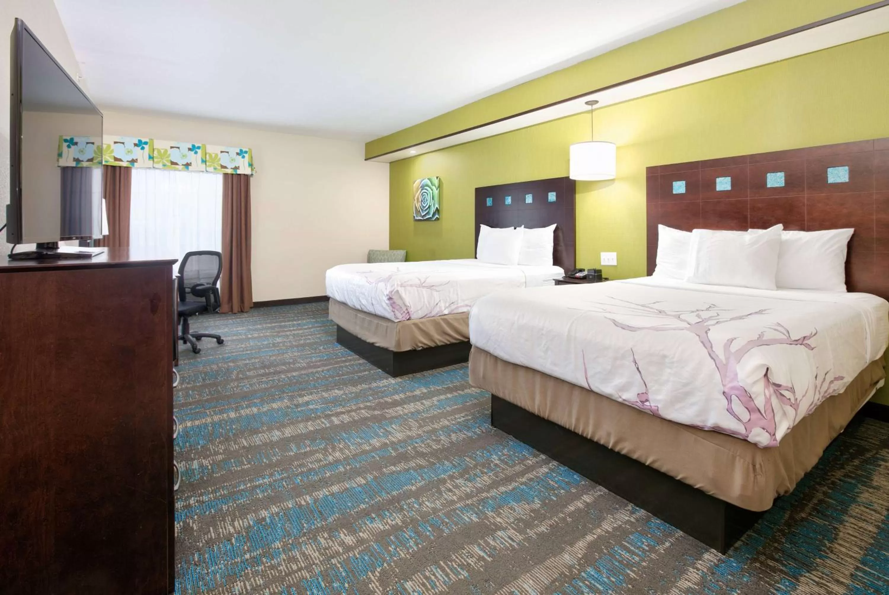Photo of the whole room, Bed in La Quinta by Wyndham Dallas Grand Prairie South