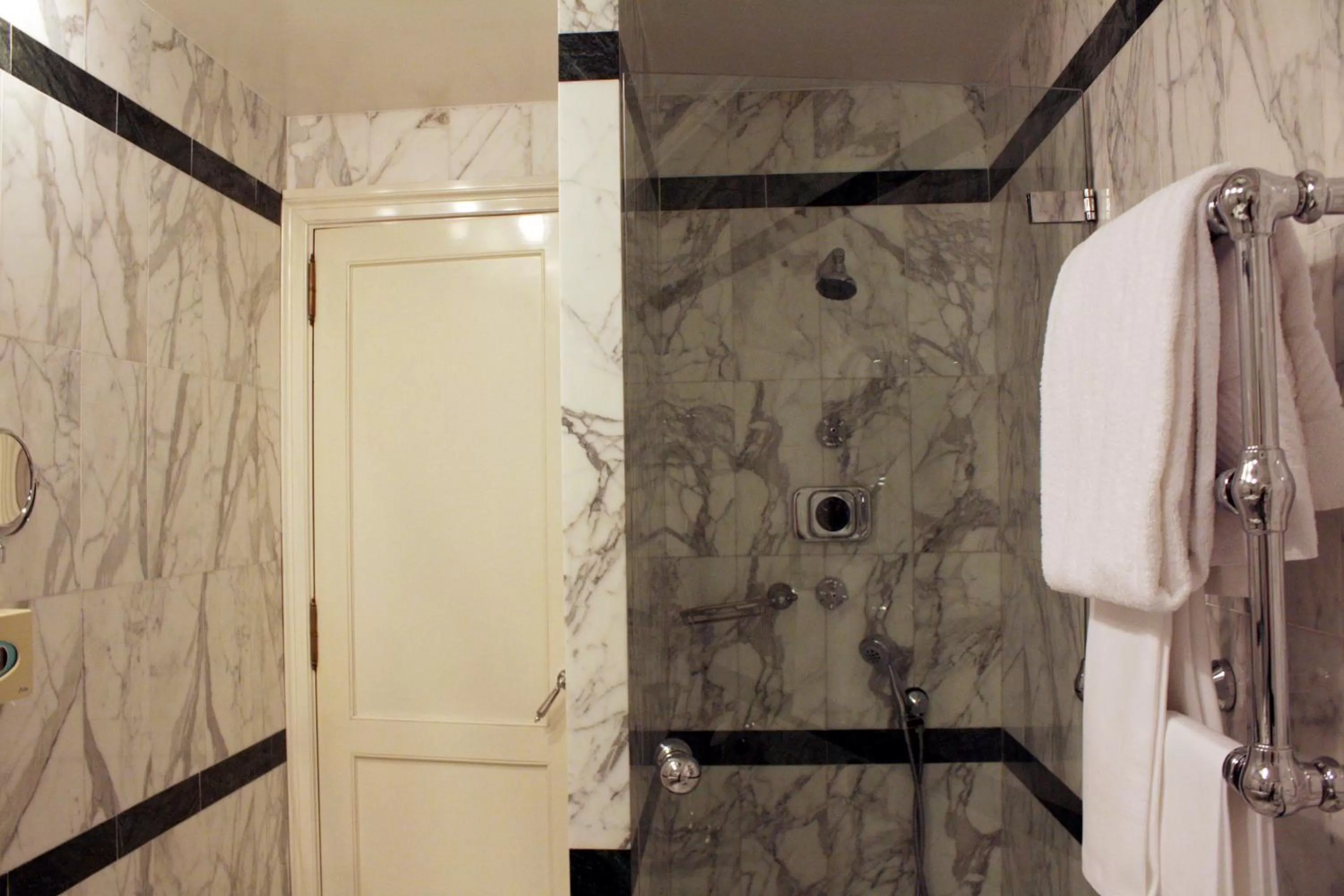 Toilet in Hotel Albani Firenze