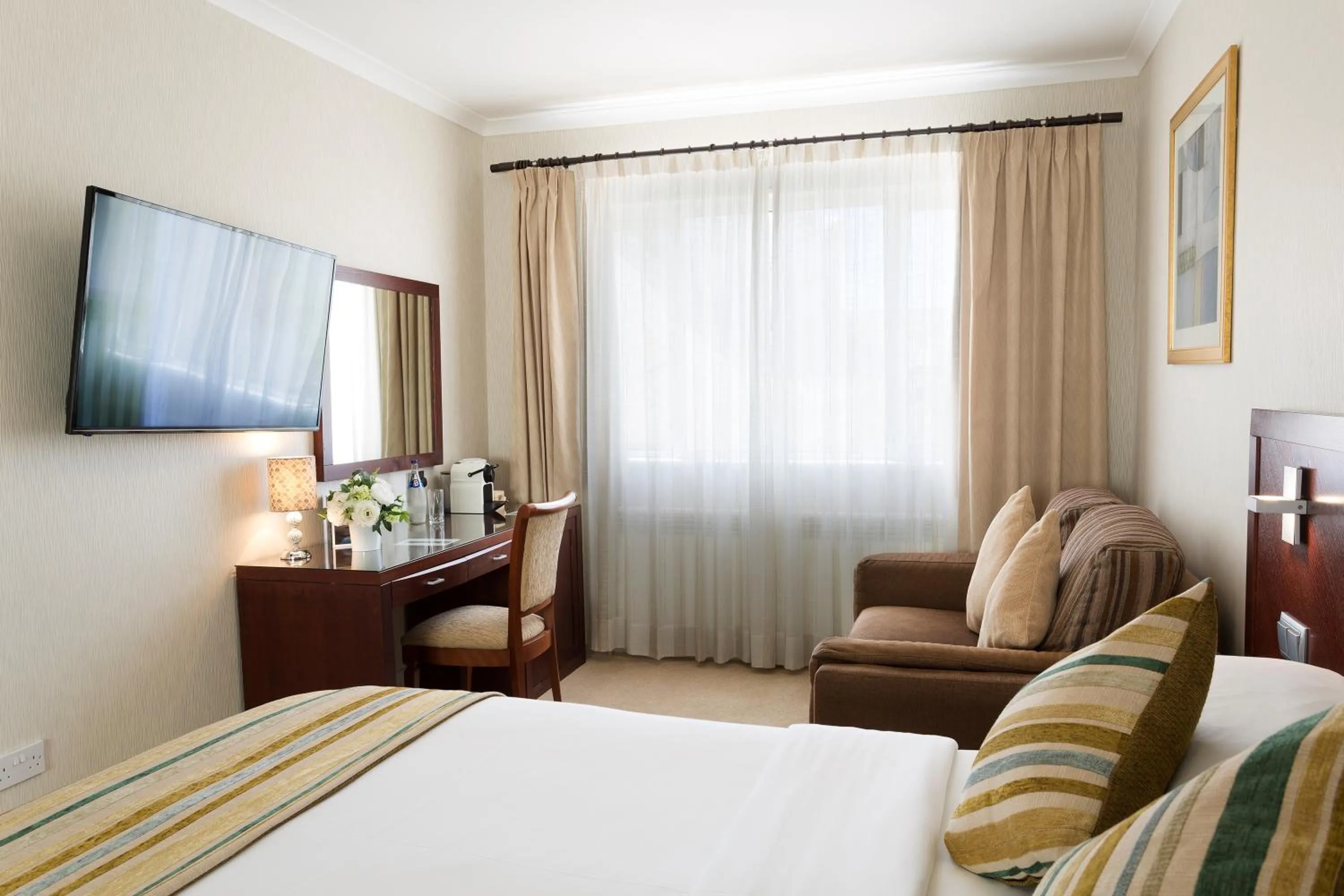 Living room, Bed in The Savoy Jersey