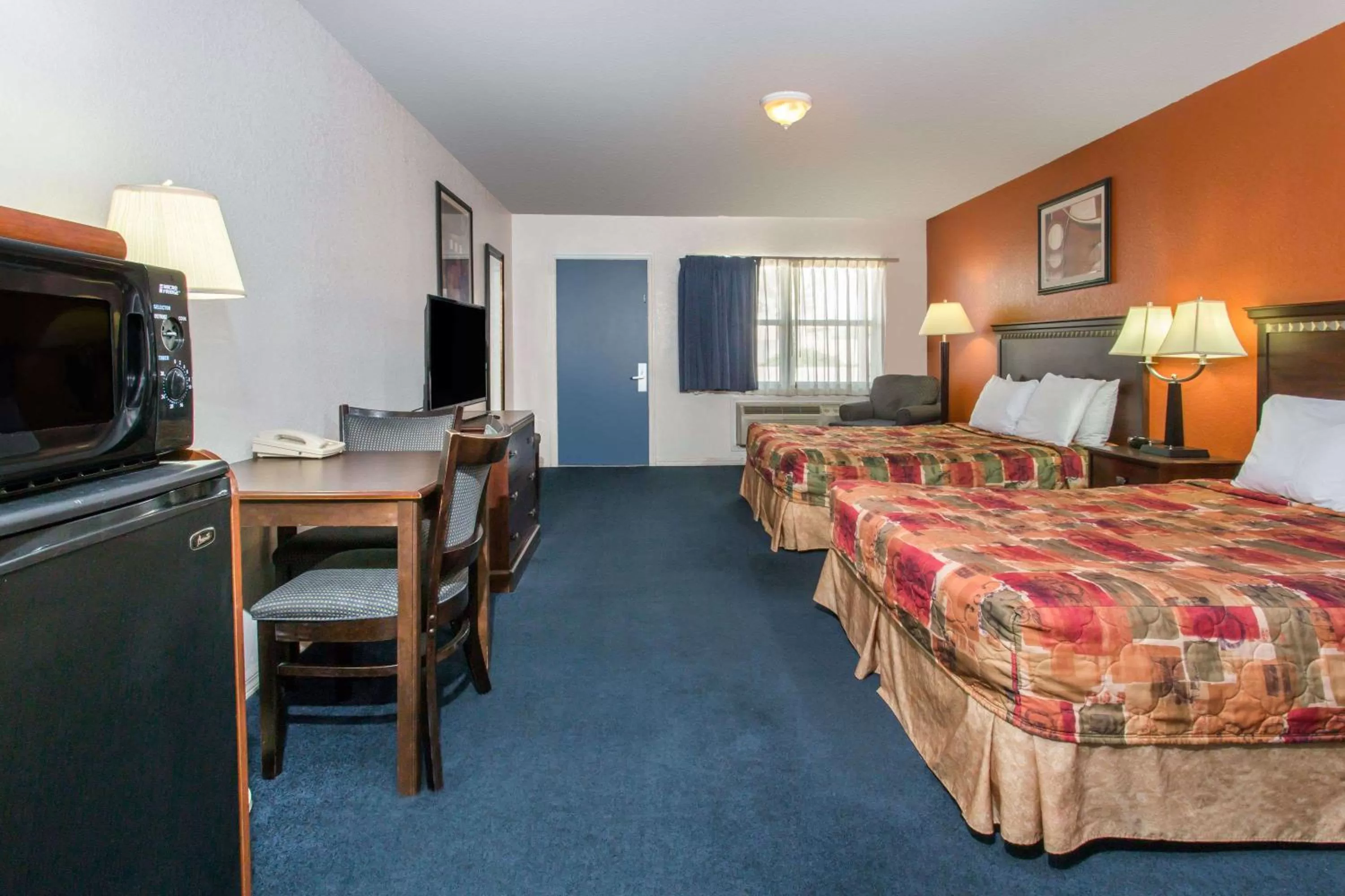 Photo of the whole room, Bed in Knights Inn Arcadia