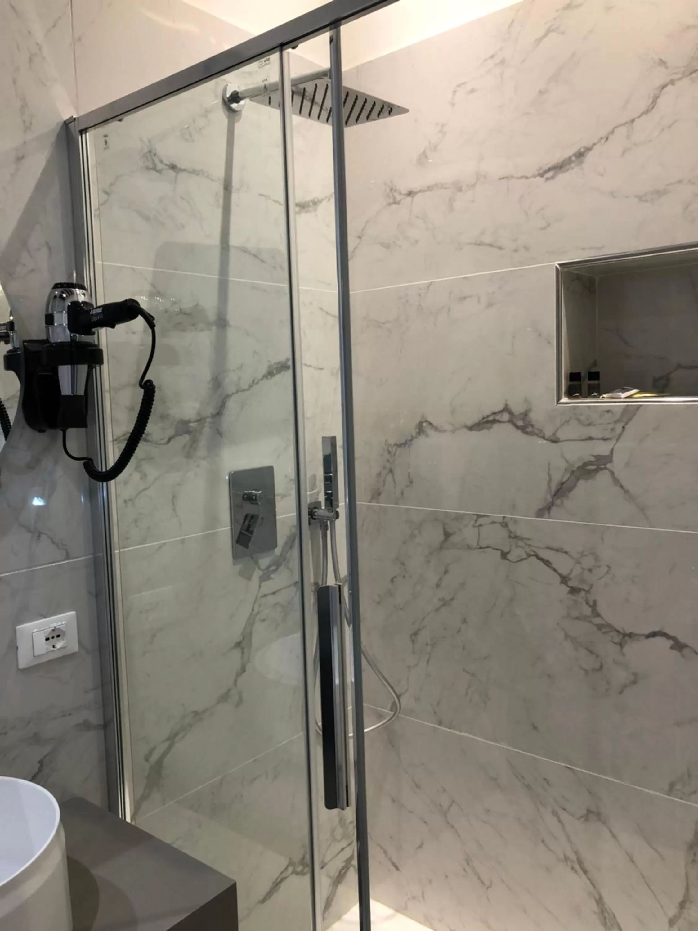 Shower in Albergo Marin