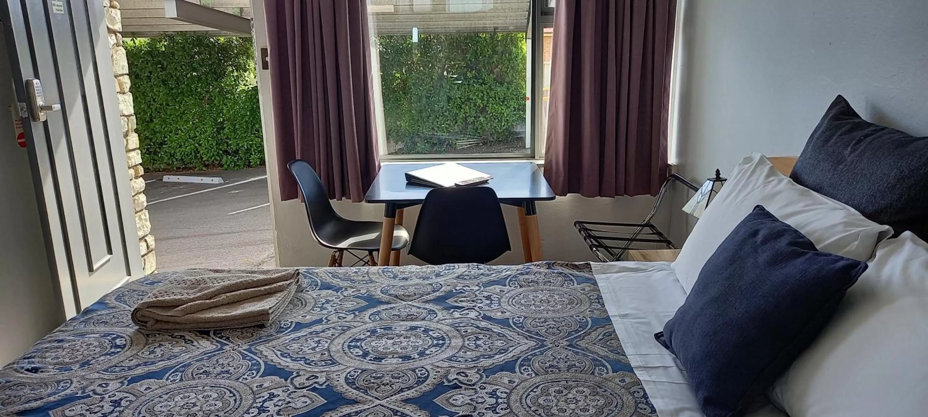 Bedroom, Bed in White Manor Motel