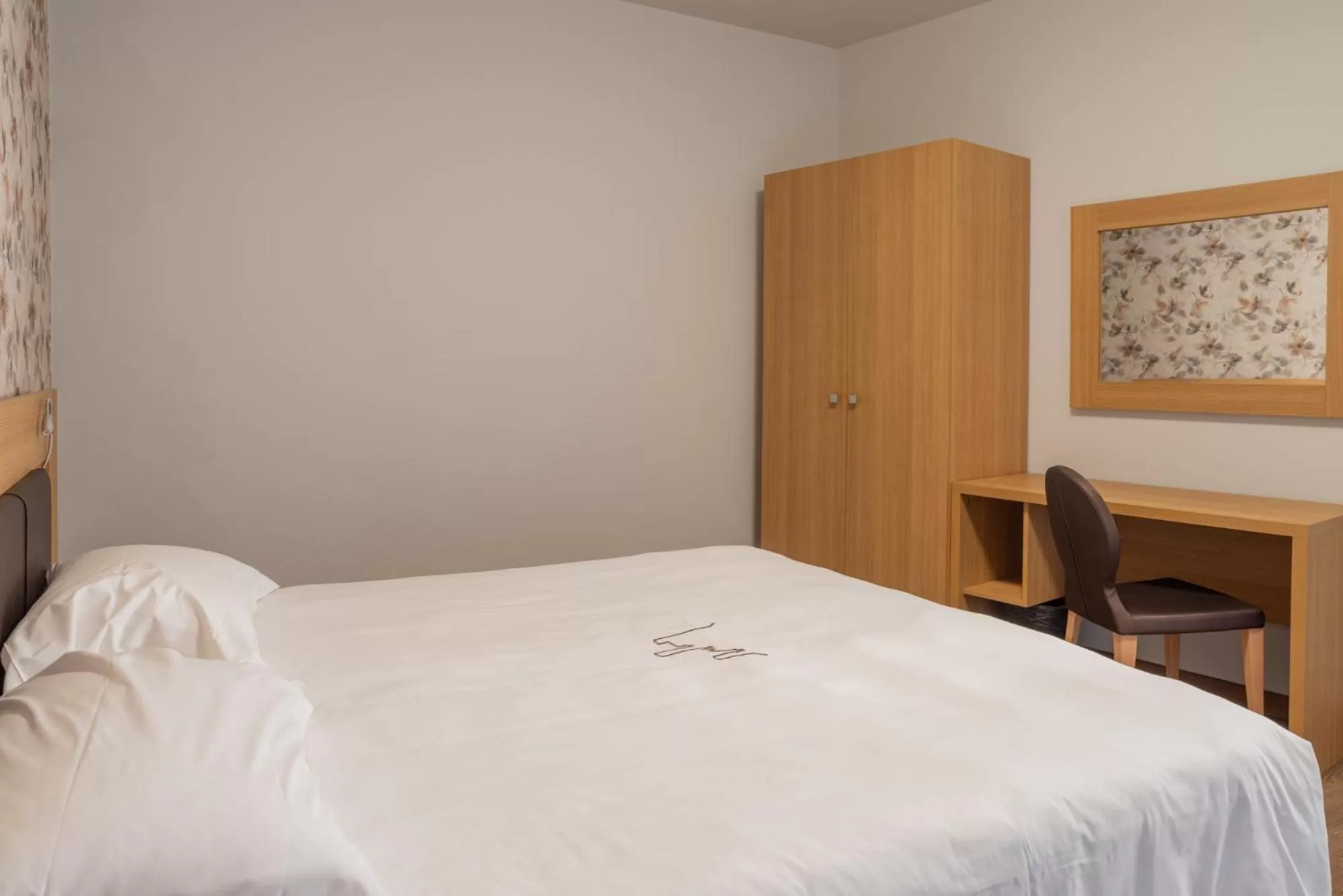 Bedroom, Bed in Le Torri - Castiglione Falletto