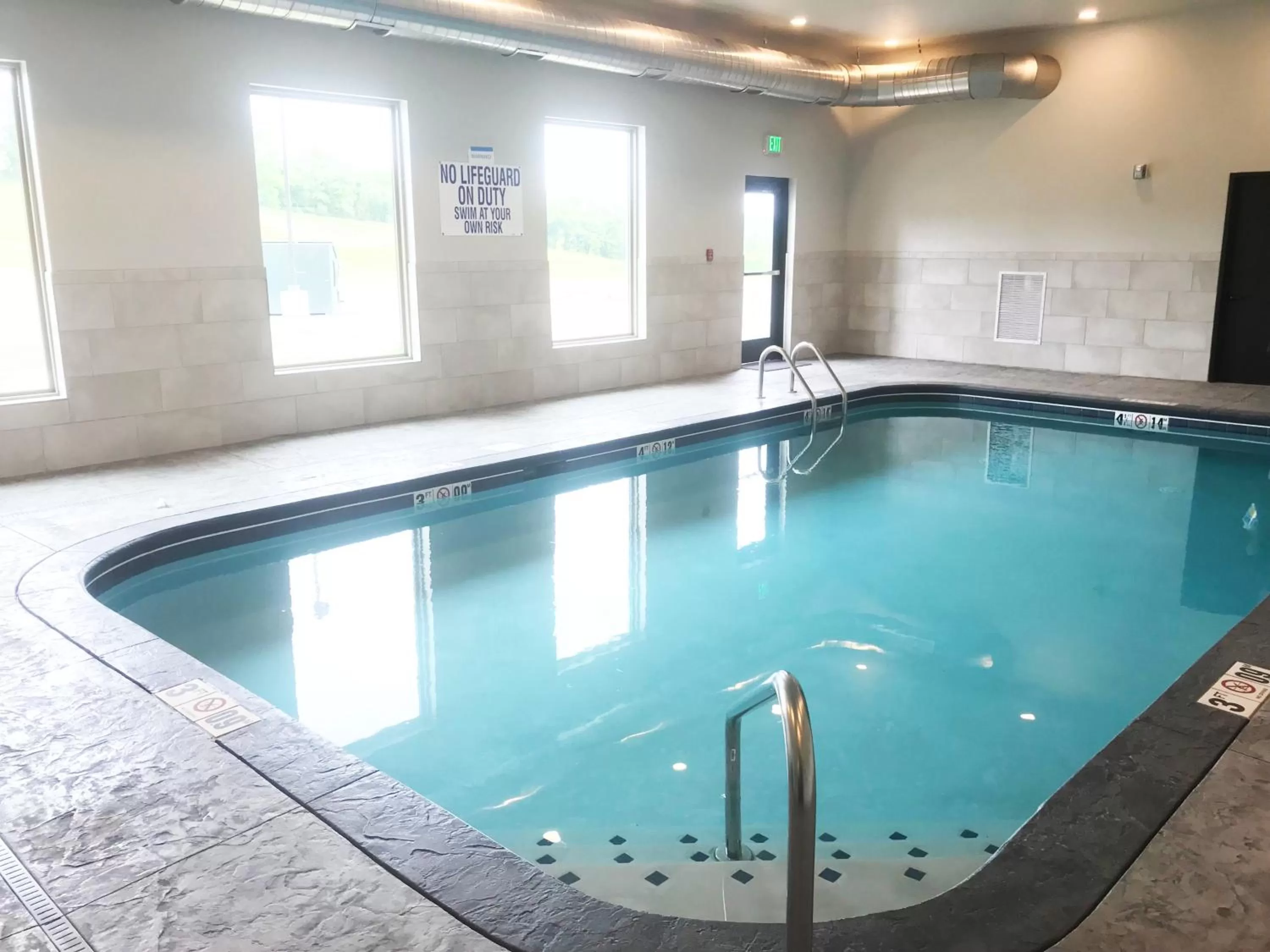 Swimming pool in Berlin Encore Hotel & Suites