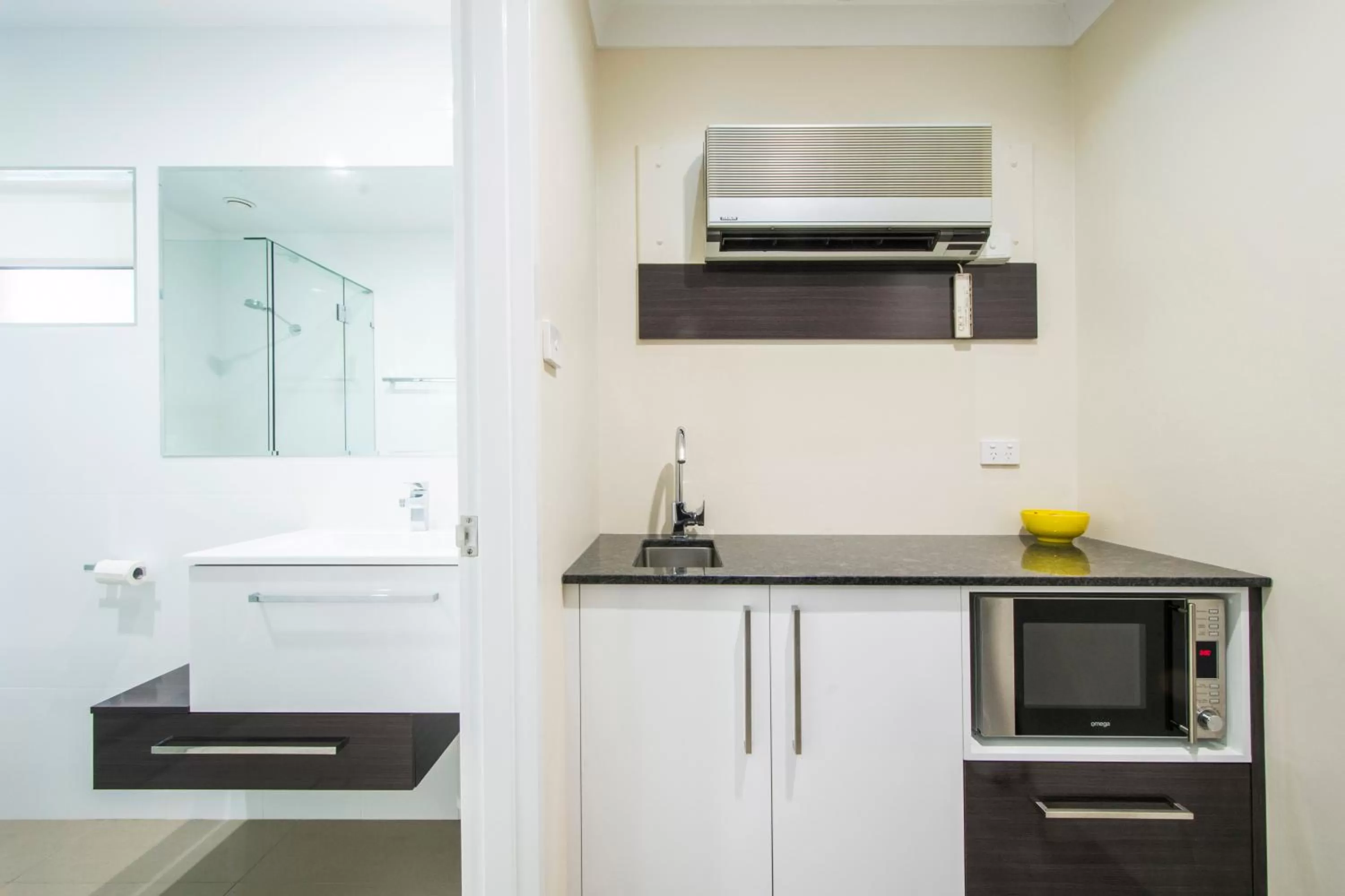 Bathroom in Abbey Motor Inn