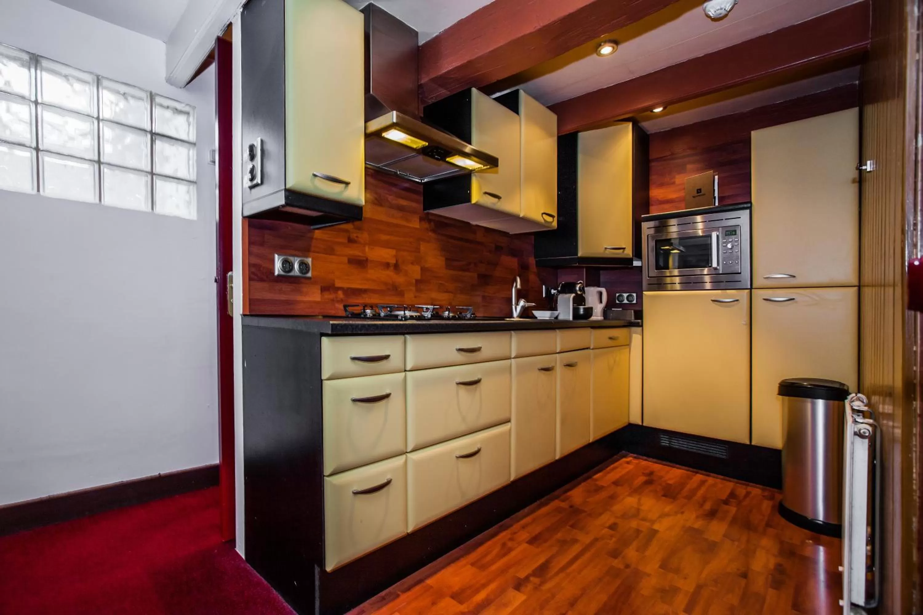 Kitchen or kitchenette in Hotel de Vischpoorte, centrum Deventer en aan de IJssel