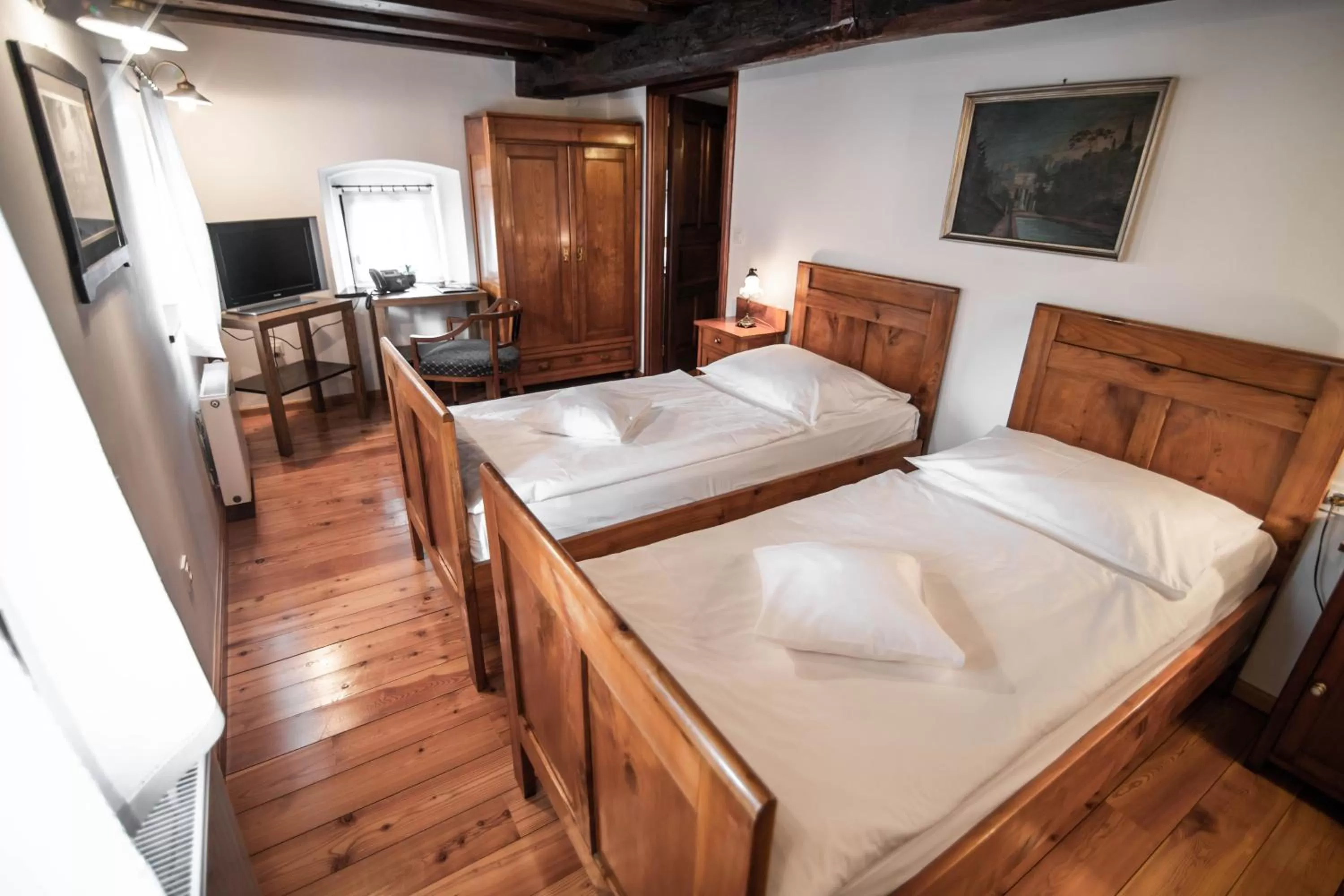 Bed in Hotel Dvor Jezersek Brnik