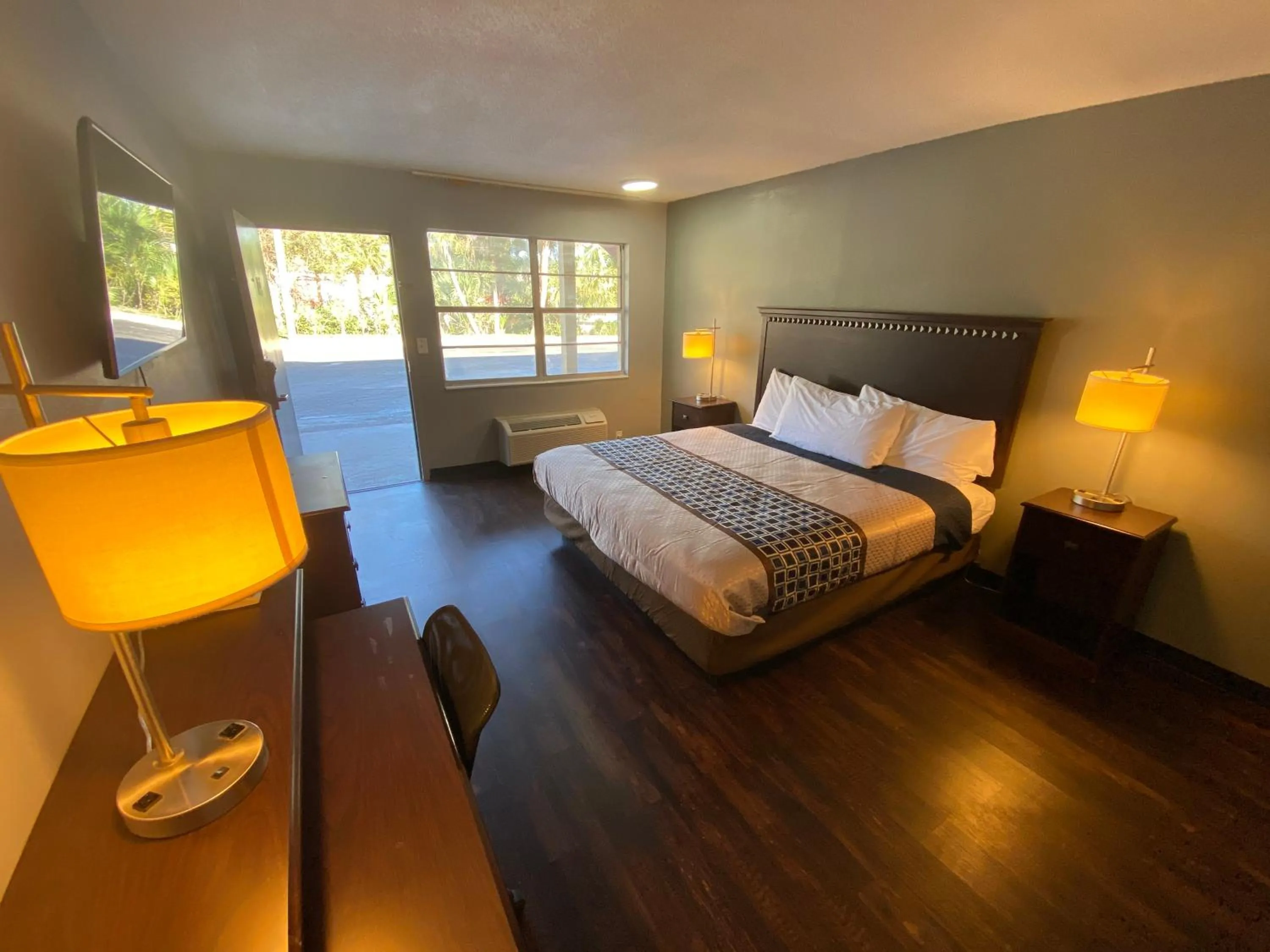 Bedroom, Bed in Americas Best Value Inn - Gainesville